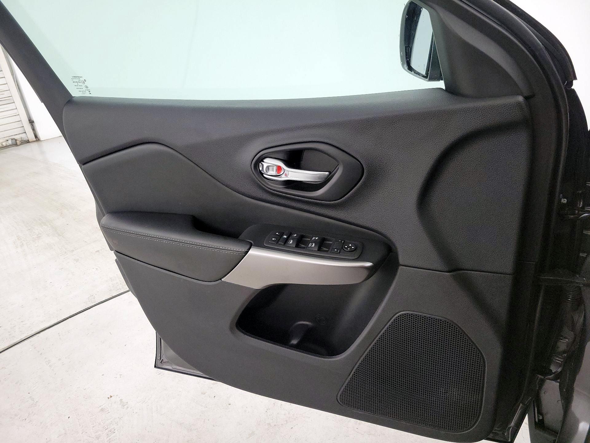 Thumbnail: 2021 Jeep Cherokee - 12