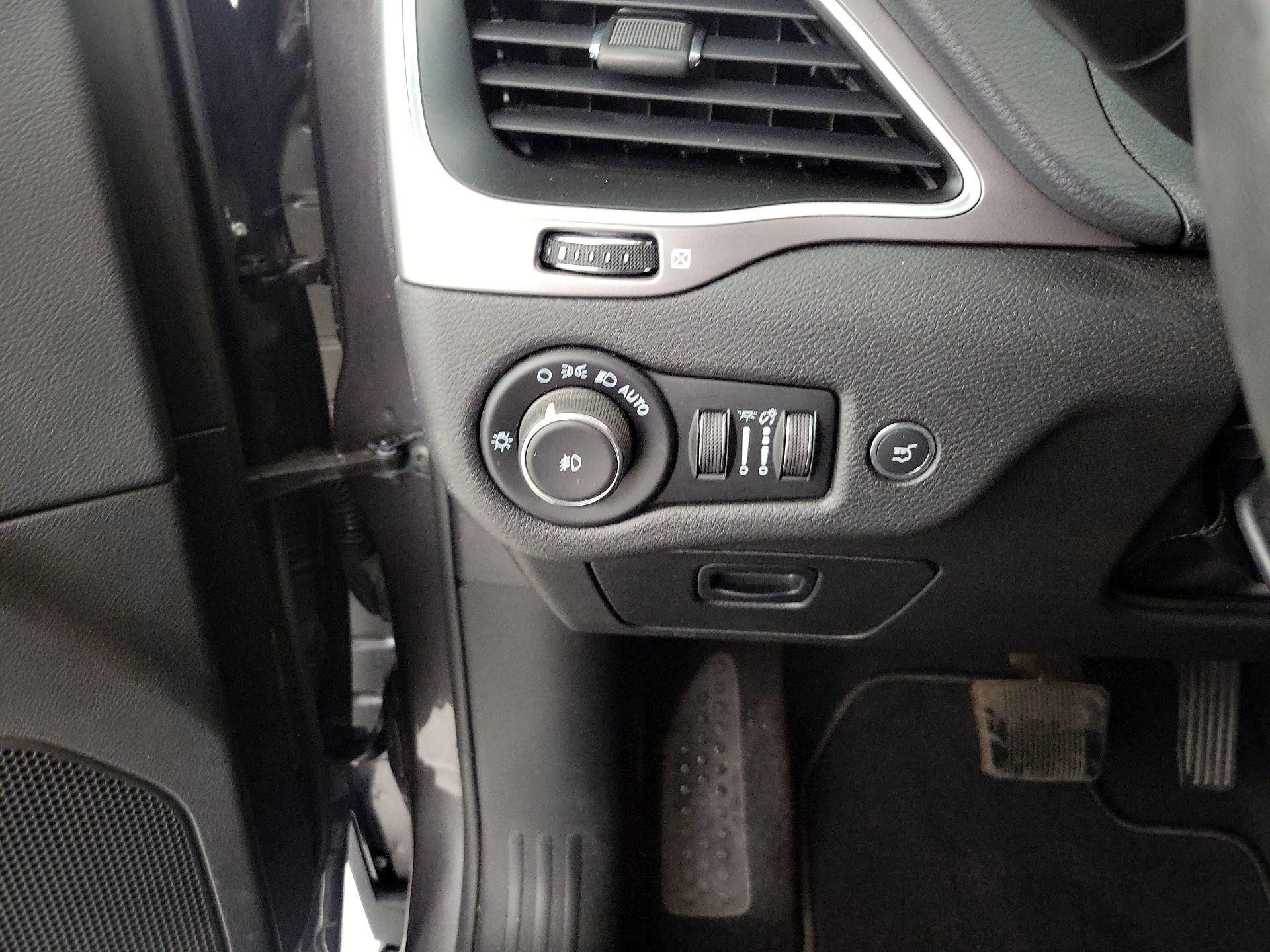 Thumbnail: 2021 Jeep Cherokee - 13