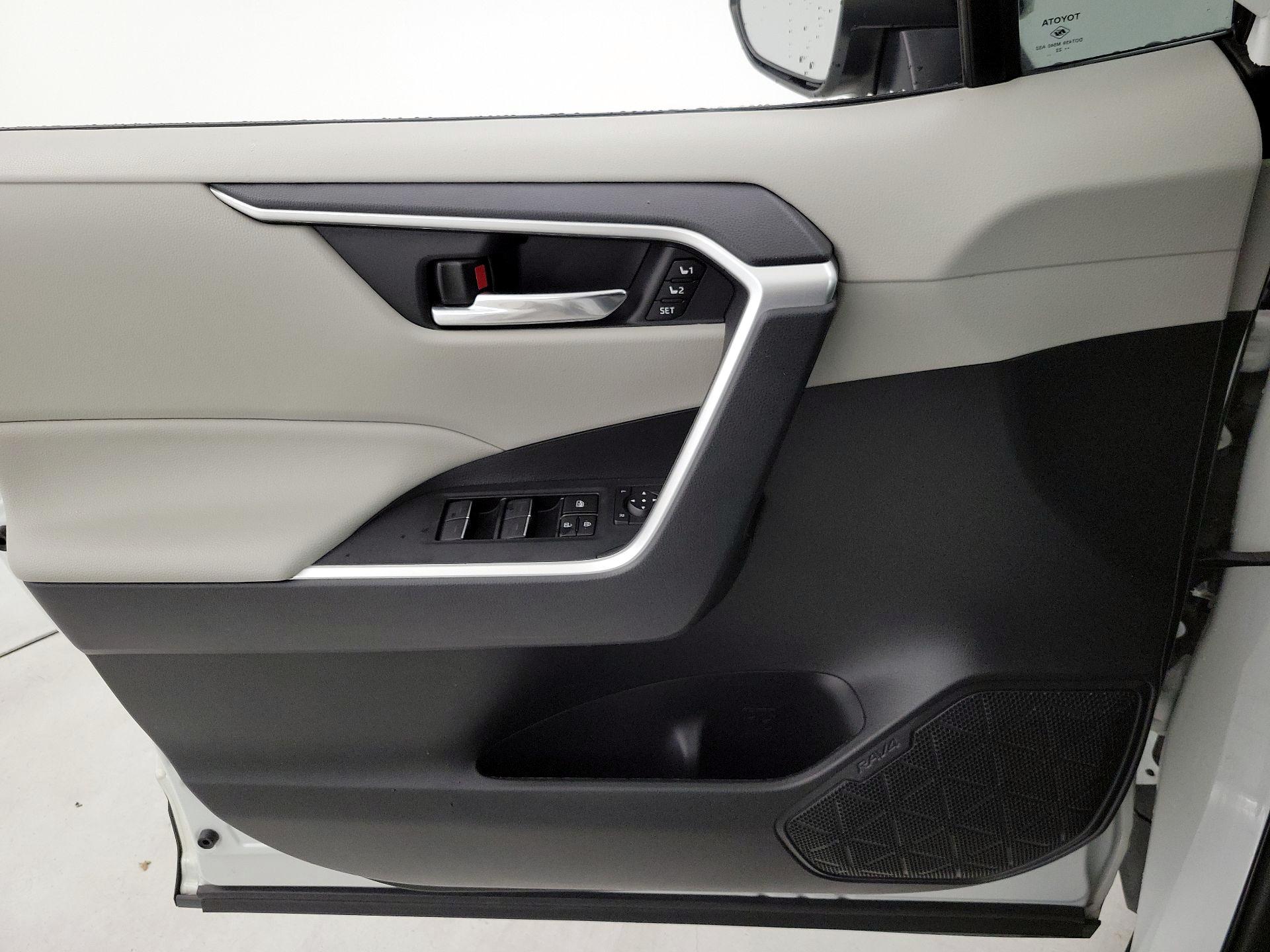 Thumbnail: 2022 Toyota RAV4 - 12