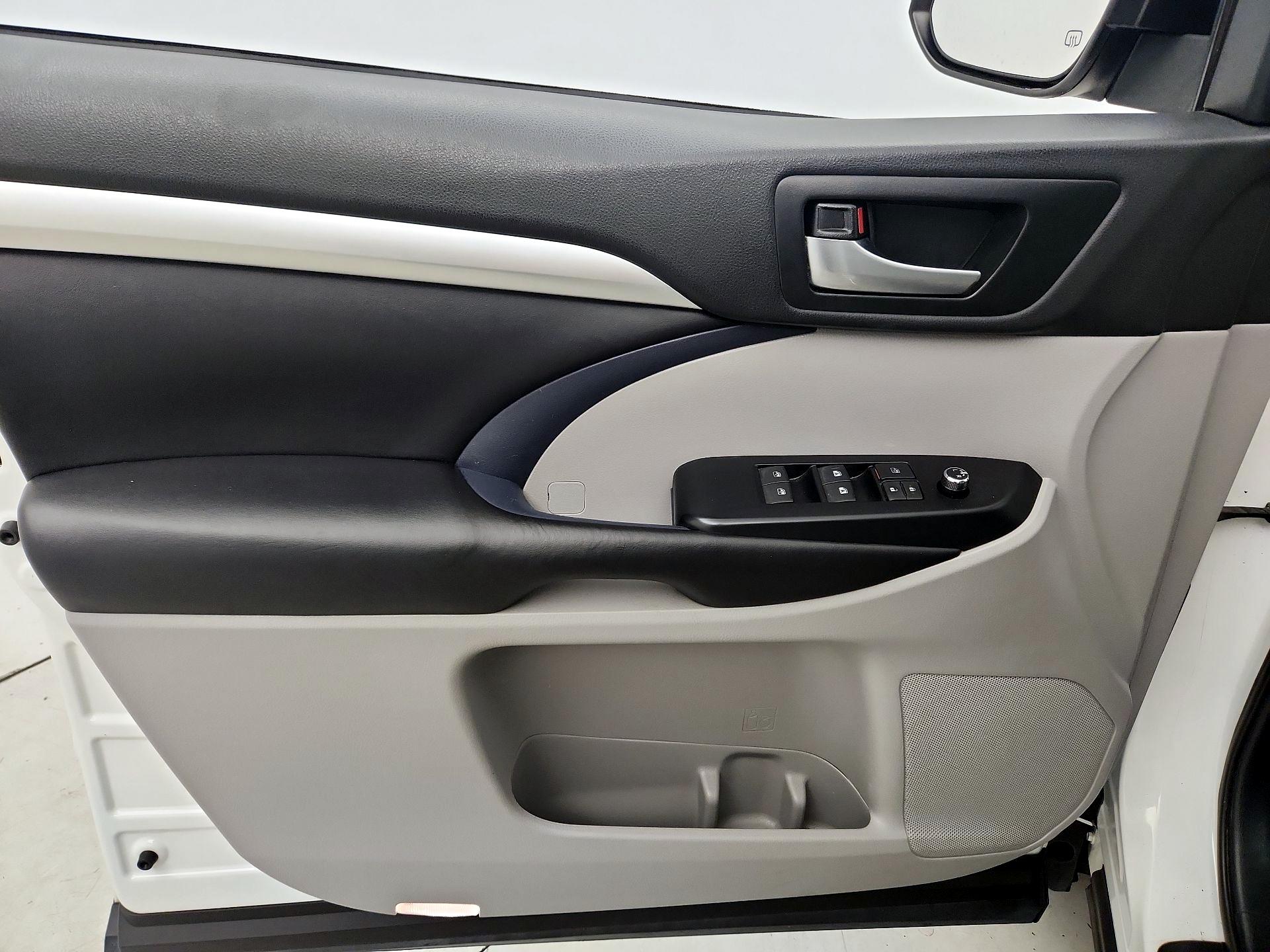 Thumbnail: 2019 Toyota Highlander - 12