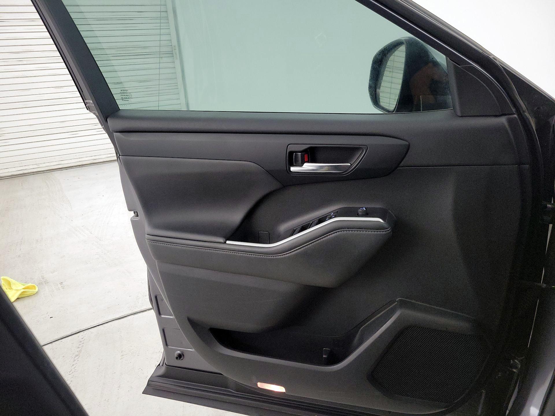 Thumbnail: 2022 Toyota Highlander - 12