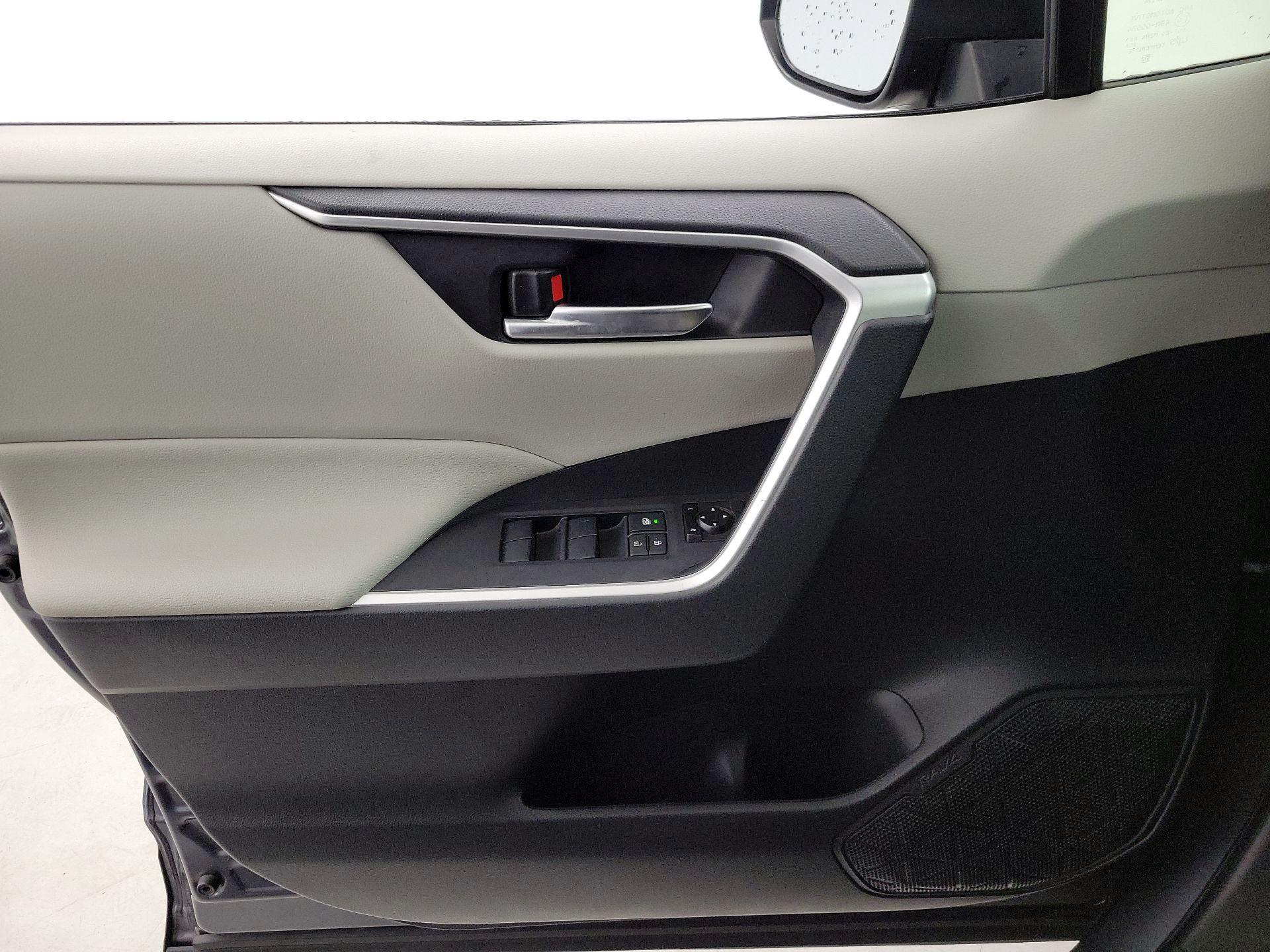 Thumbnail: 2019 Toyota RAV4 - 12