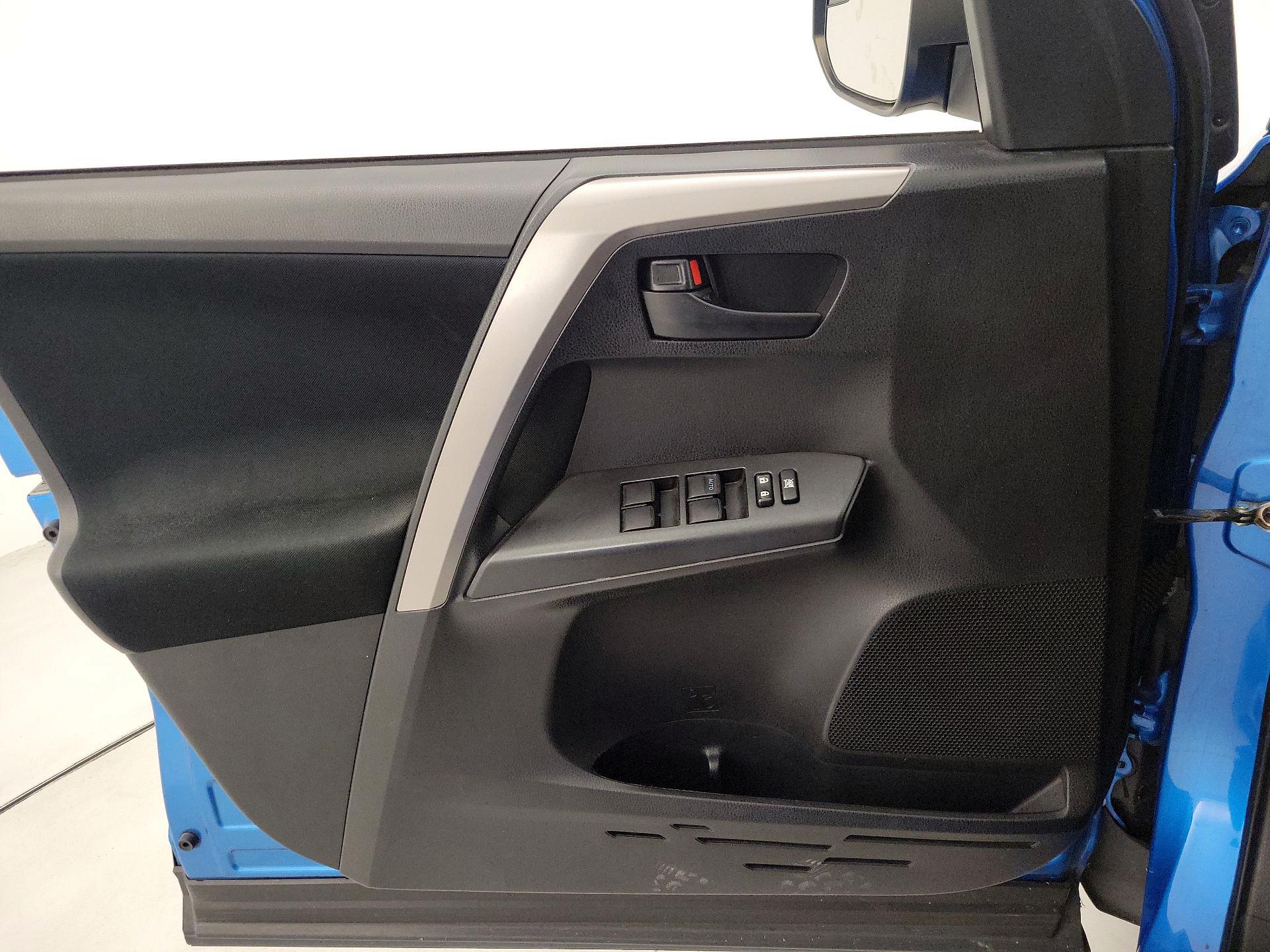 Thumbnail: 2018 Toyota RAV4 - 12