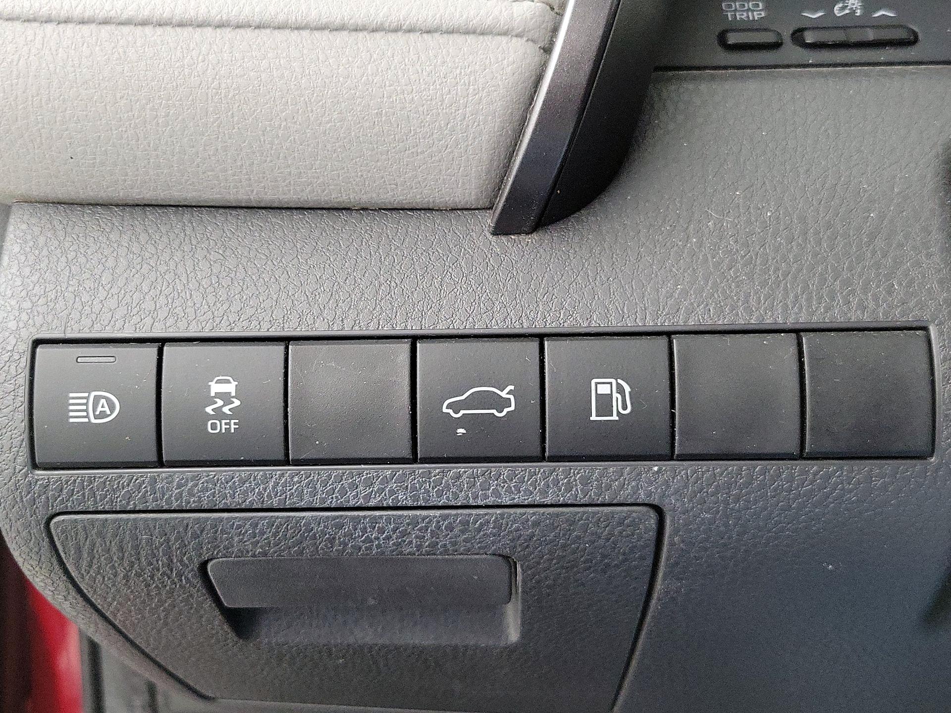 Thumbnail: 2018 Toyota Camry - 13