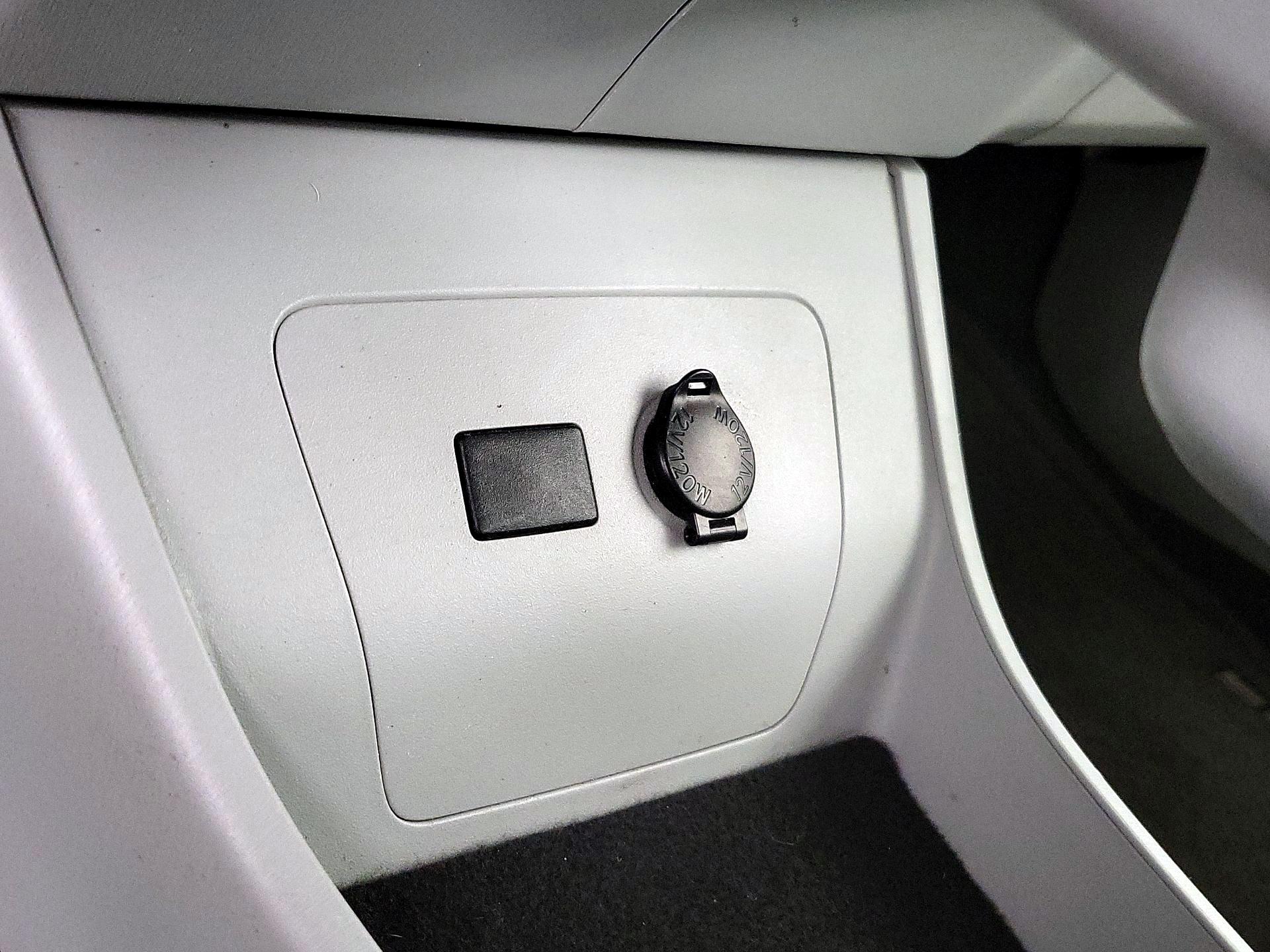 Thumbnail: 2015 Toyota Prius - 18