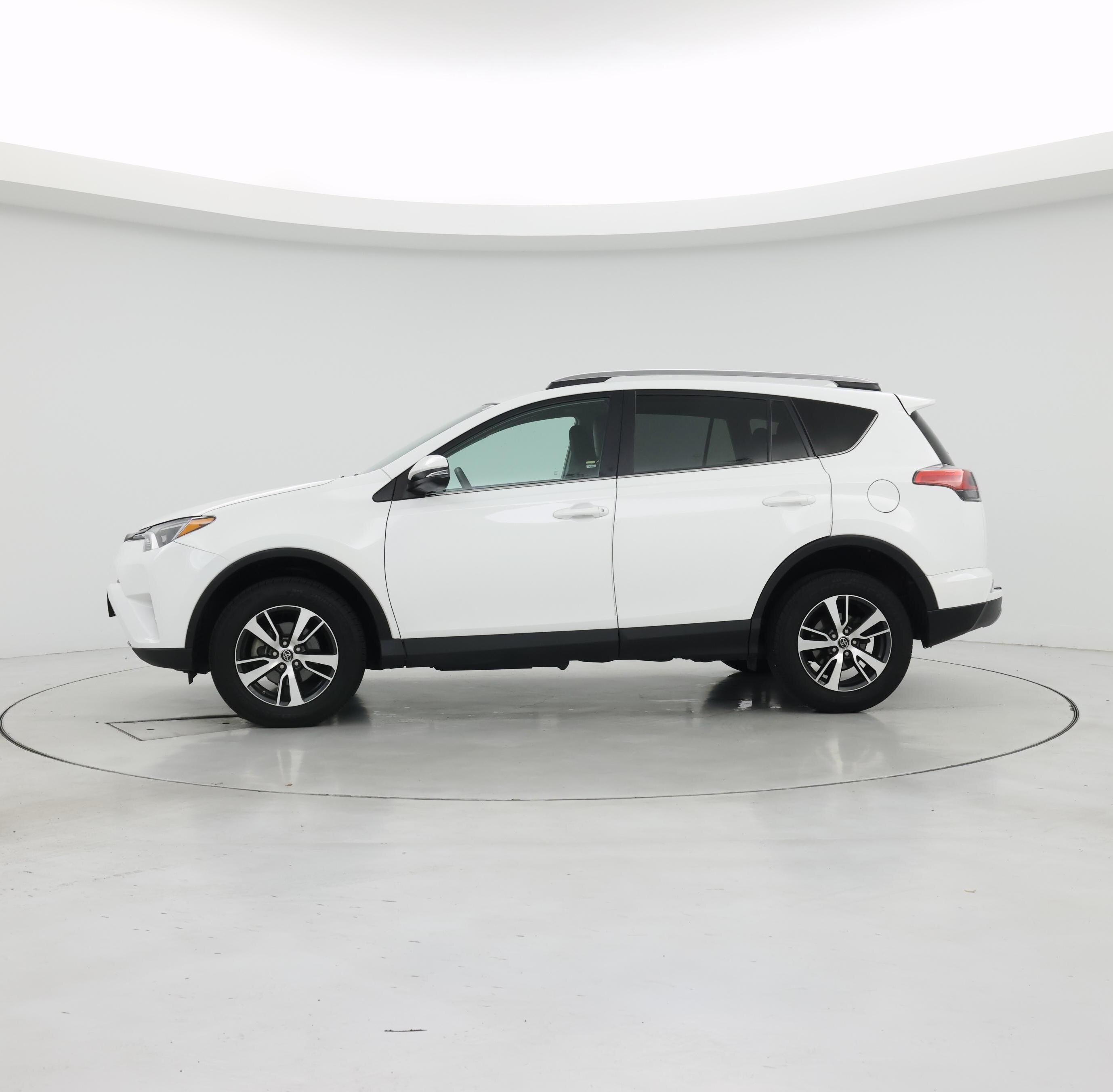 Thumbnail: 2018 Toyota RAV4 - 3