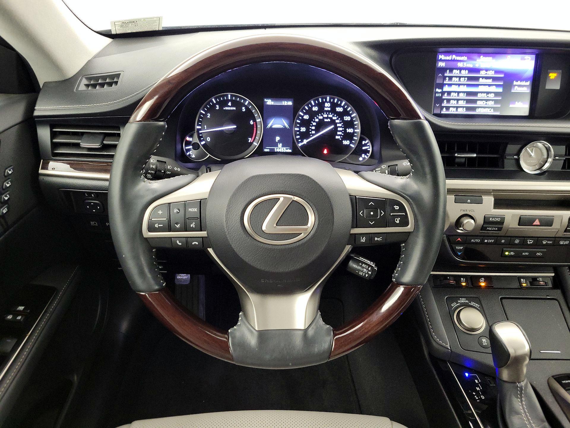 Thumbnail: 2017 Lexus ES - 10