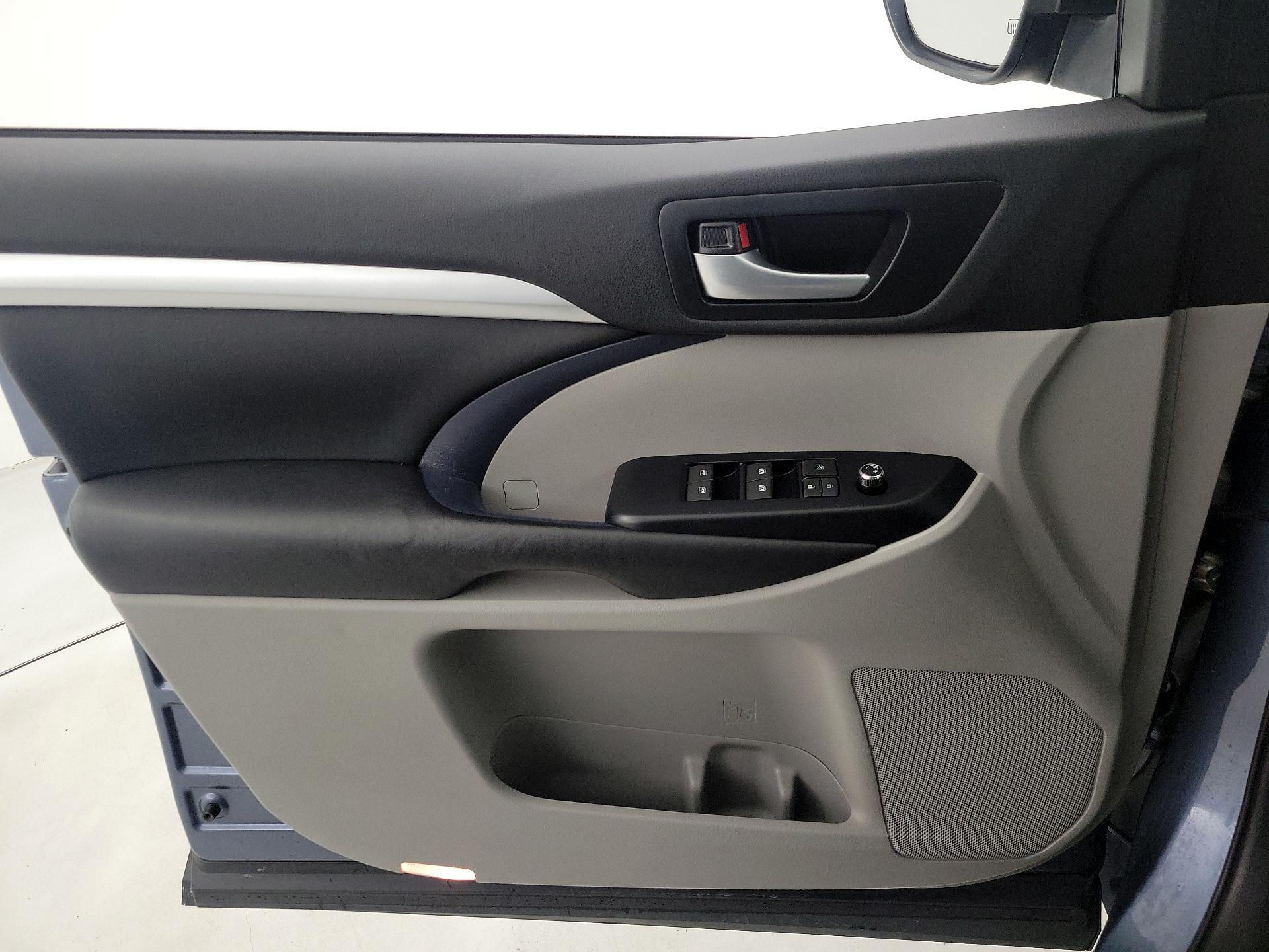 Thumbnail: 2018 Toyota Highlander - 12