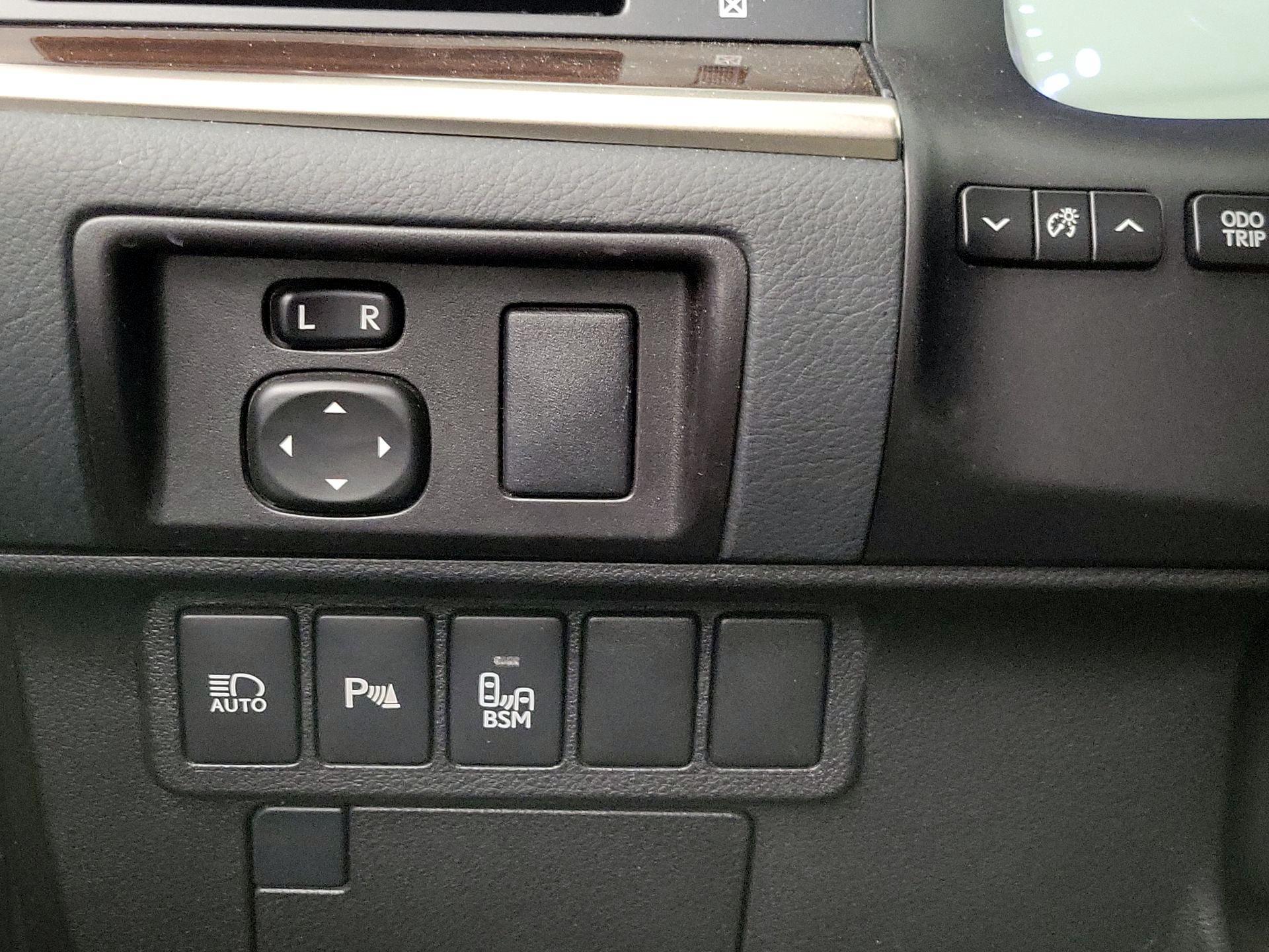 Thumbnail: 2018 Lexus ES - 13