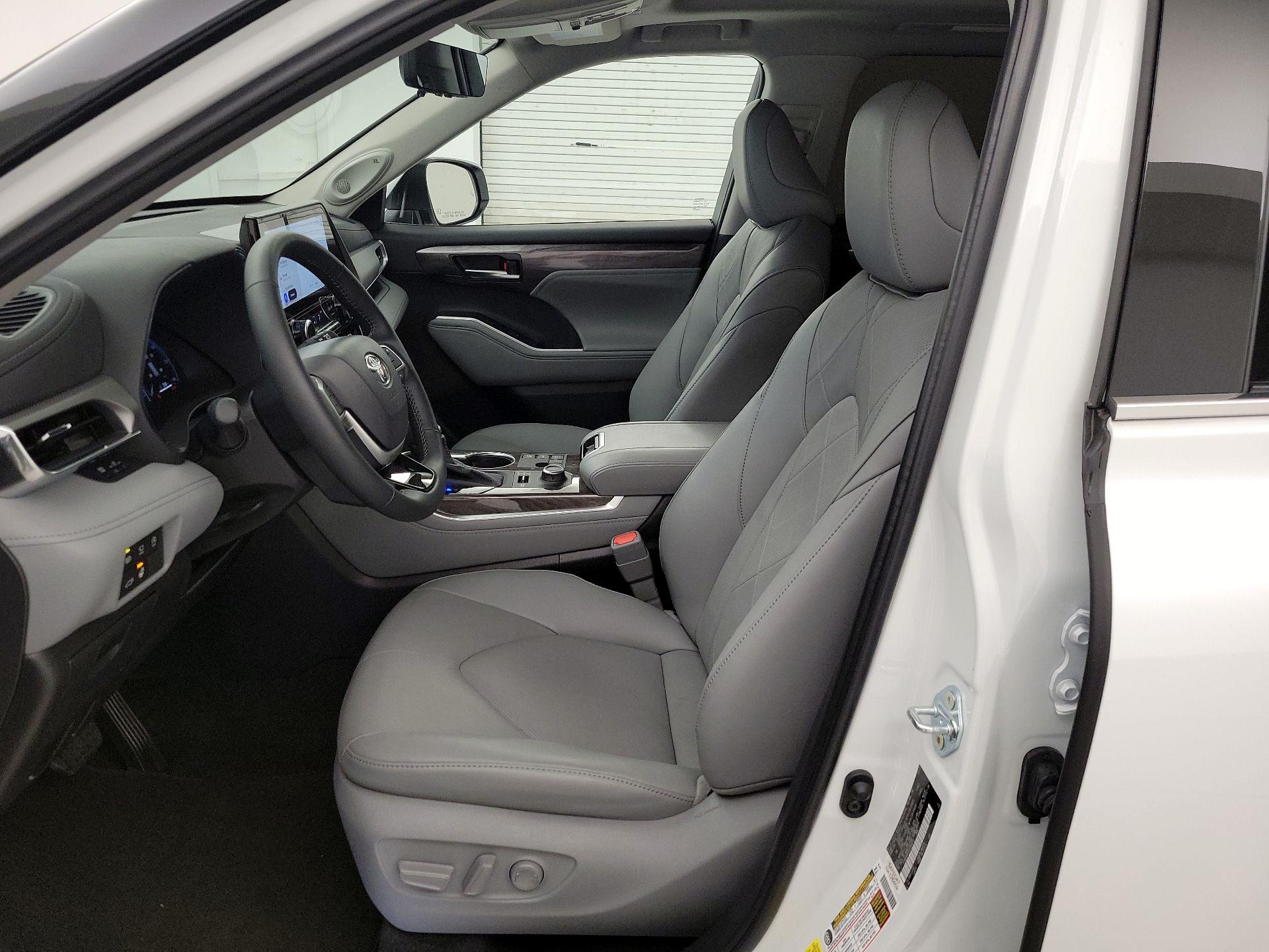 Thumbnail: 2025 Toyota Highlander - 11