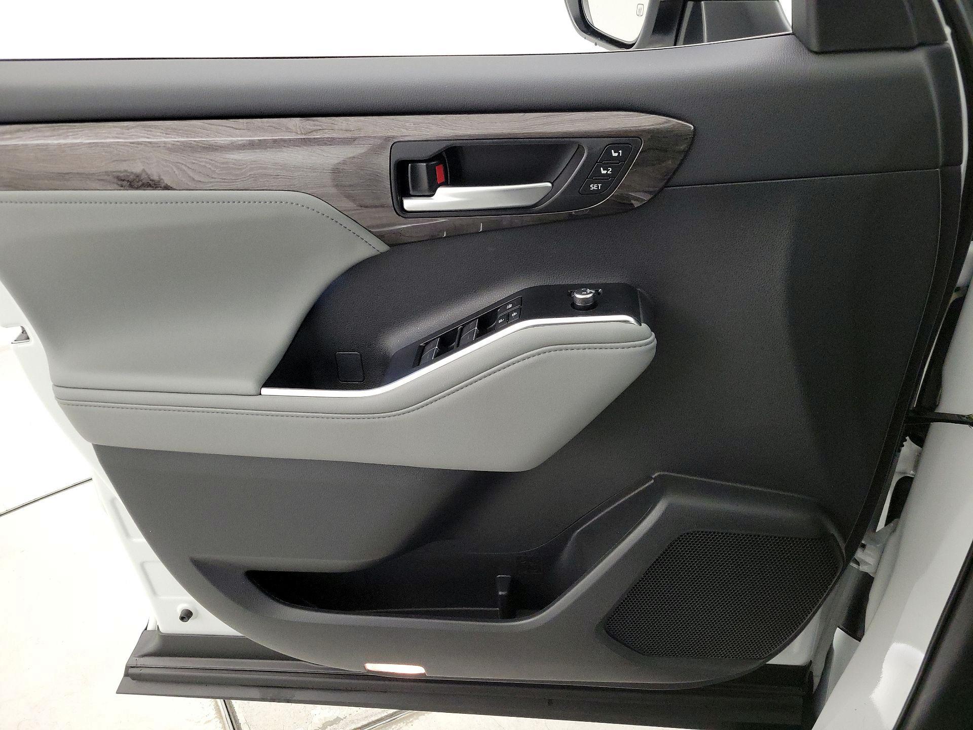 Thumbnail: 2025 Toyota Highlander - 12