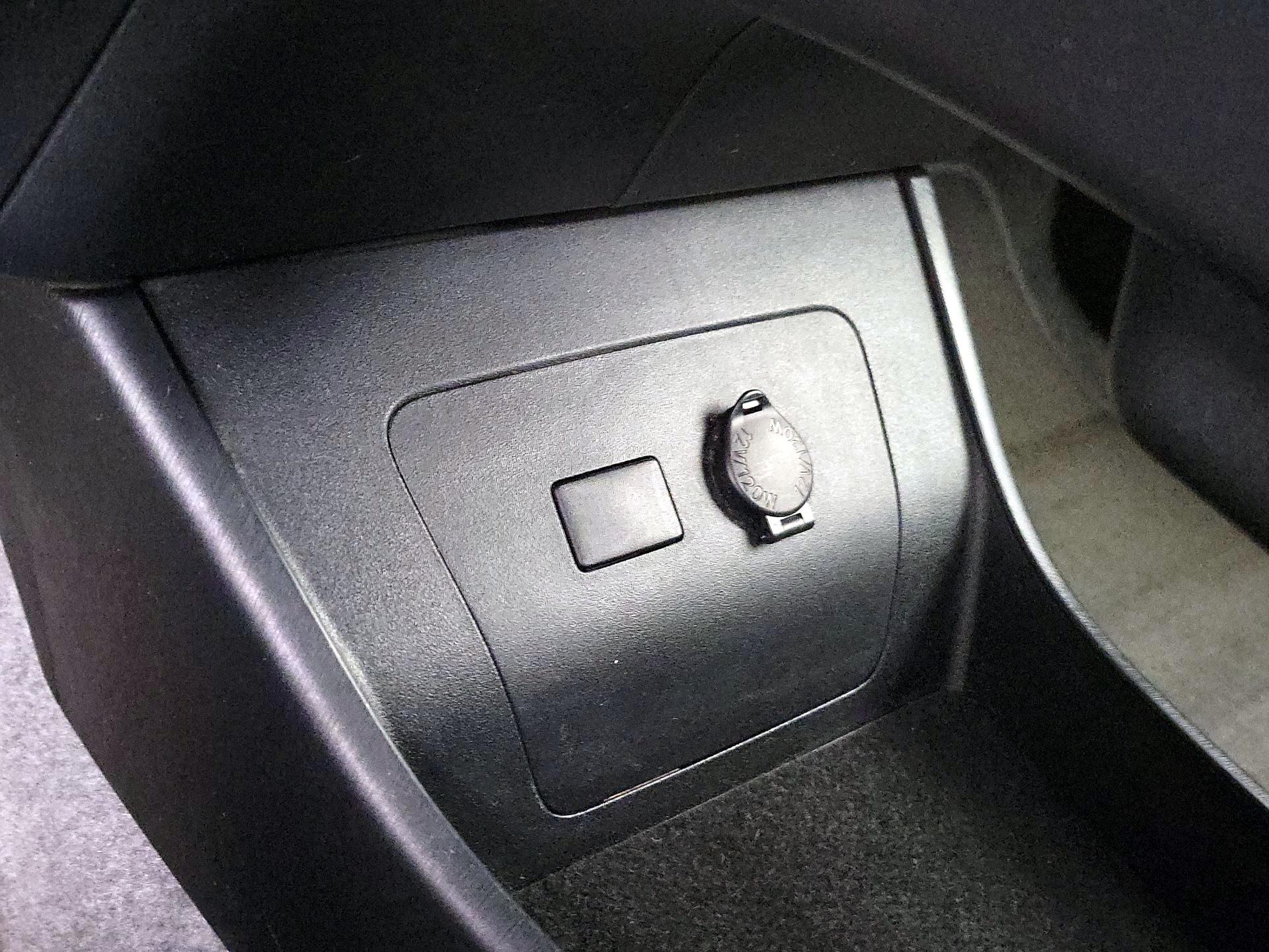 Thumbnail: 2015 Toyota Prius - 18