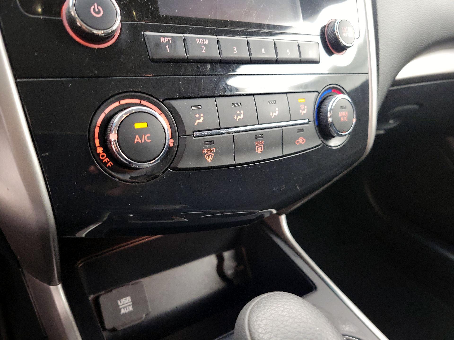 Thumbnail: 2015 Nissan Altima - 16