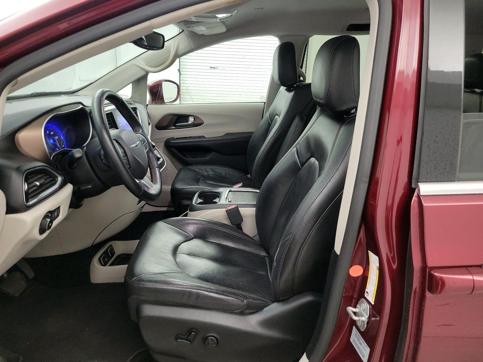 Thumbnail: 2017 Chrysler Pacifica - 11