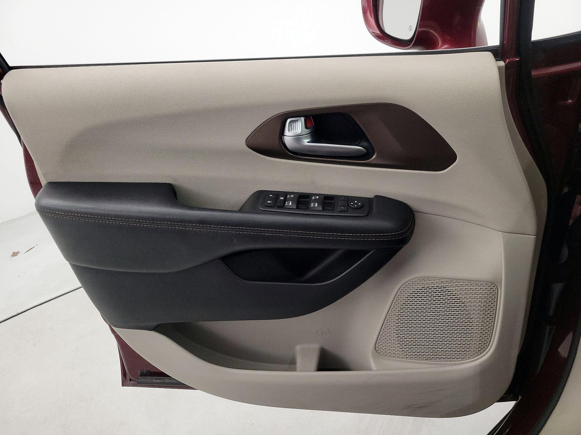 Thumbnail: 2017 Chrysler Pacifica - 12