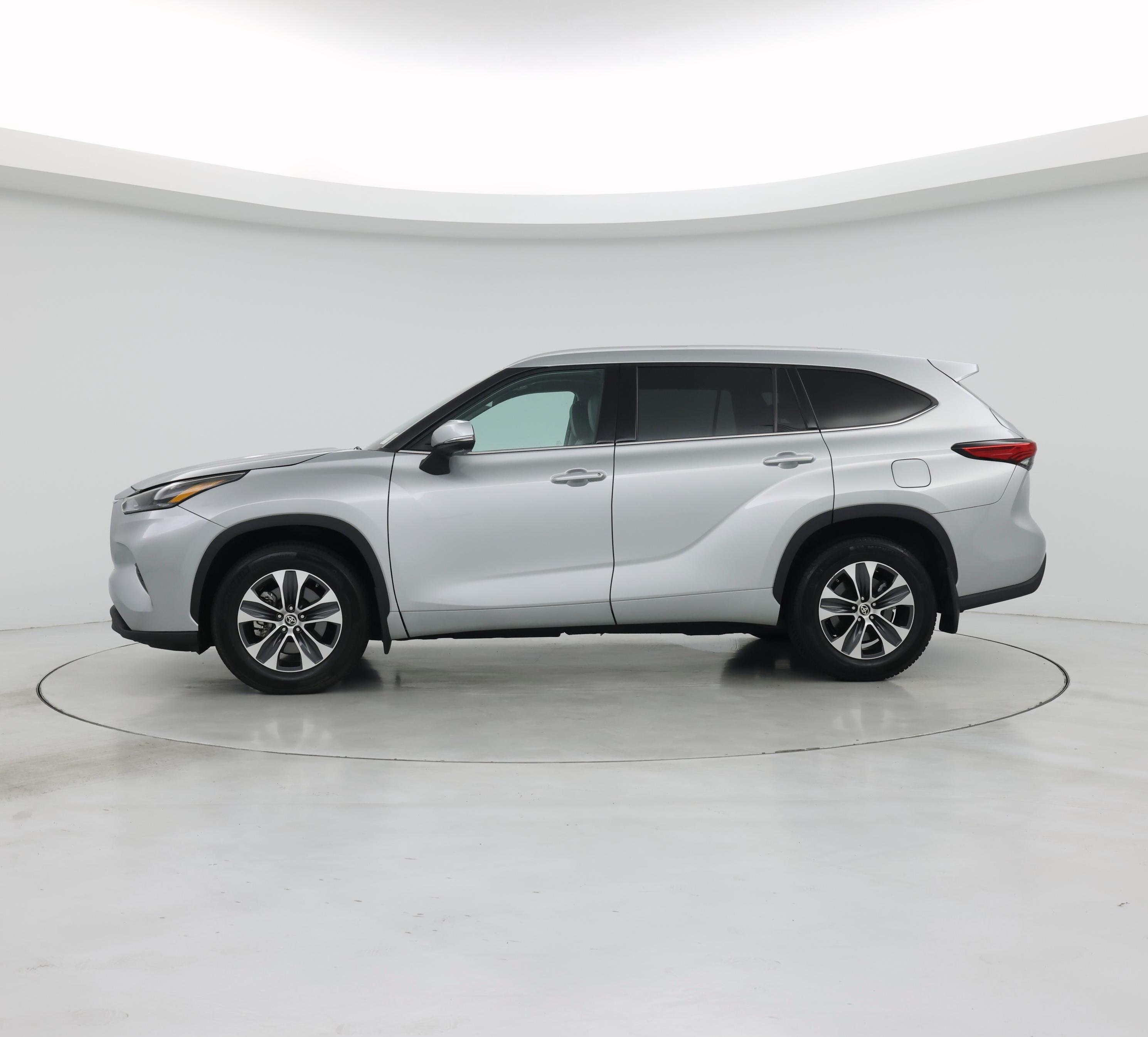 Thumbnail: 2022 Toyota Highlander - 3