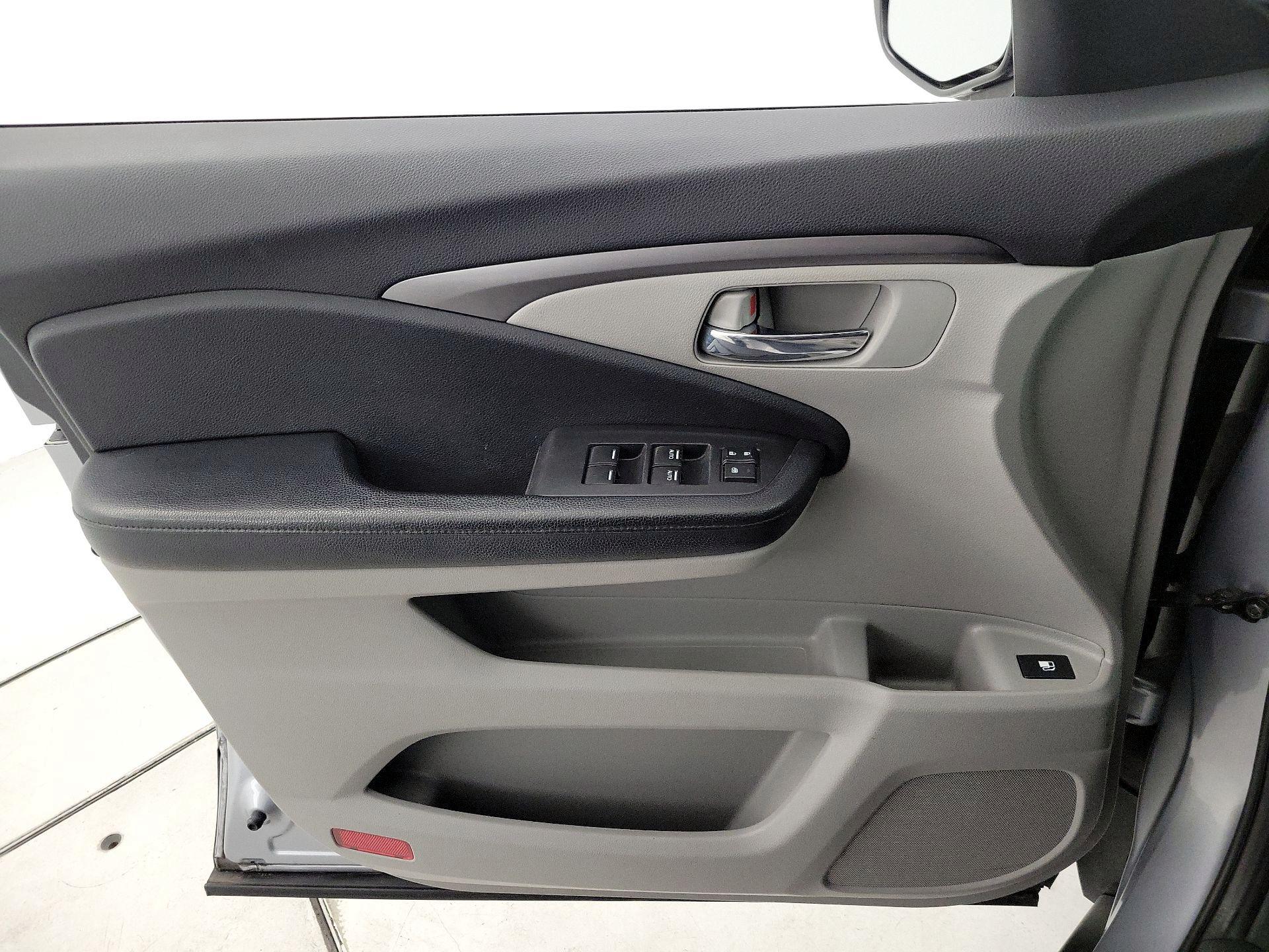 Thumbnail: 2017 Honda Pilot - 12