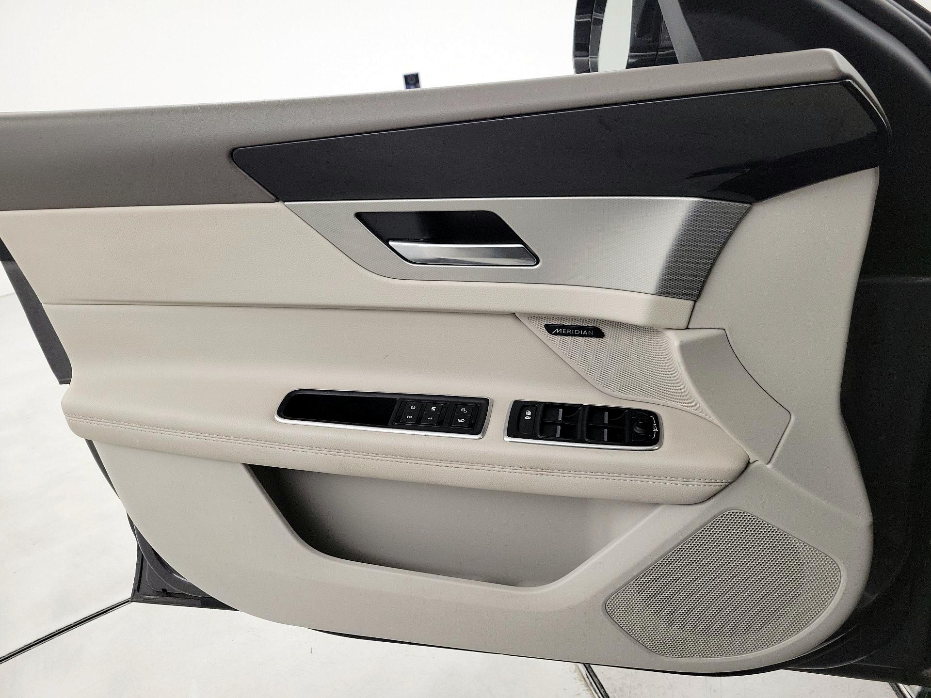 Thumbnail: 2017 Jaguar XF - 12