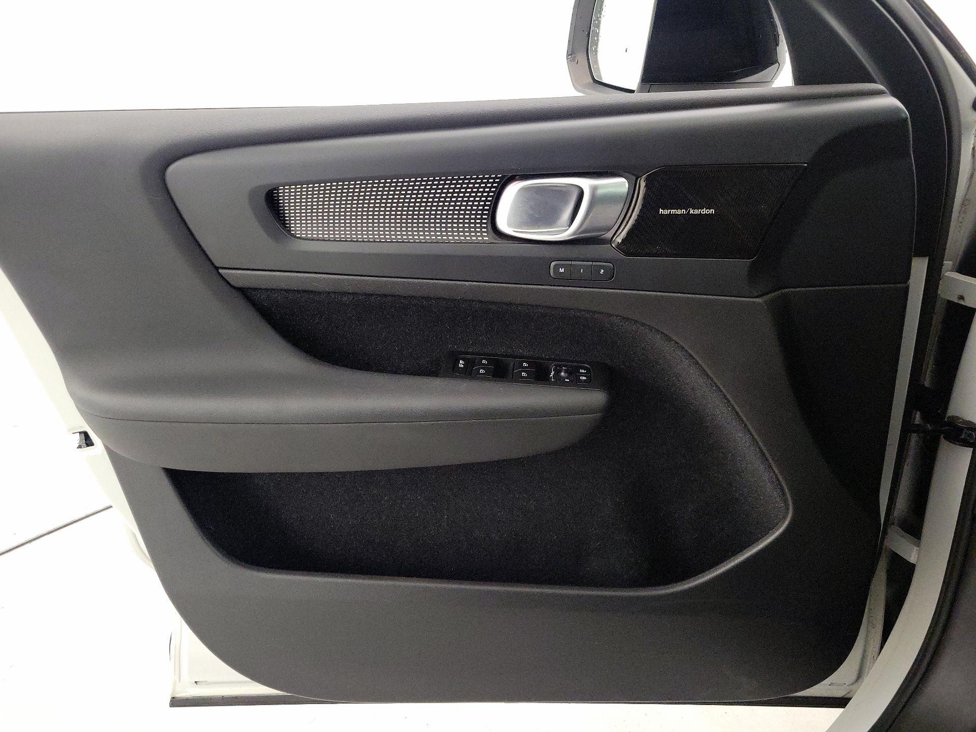 Thumbnail: 2020 Volvo XC40 - 12