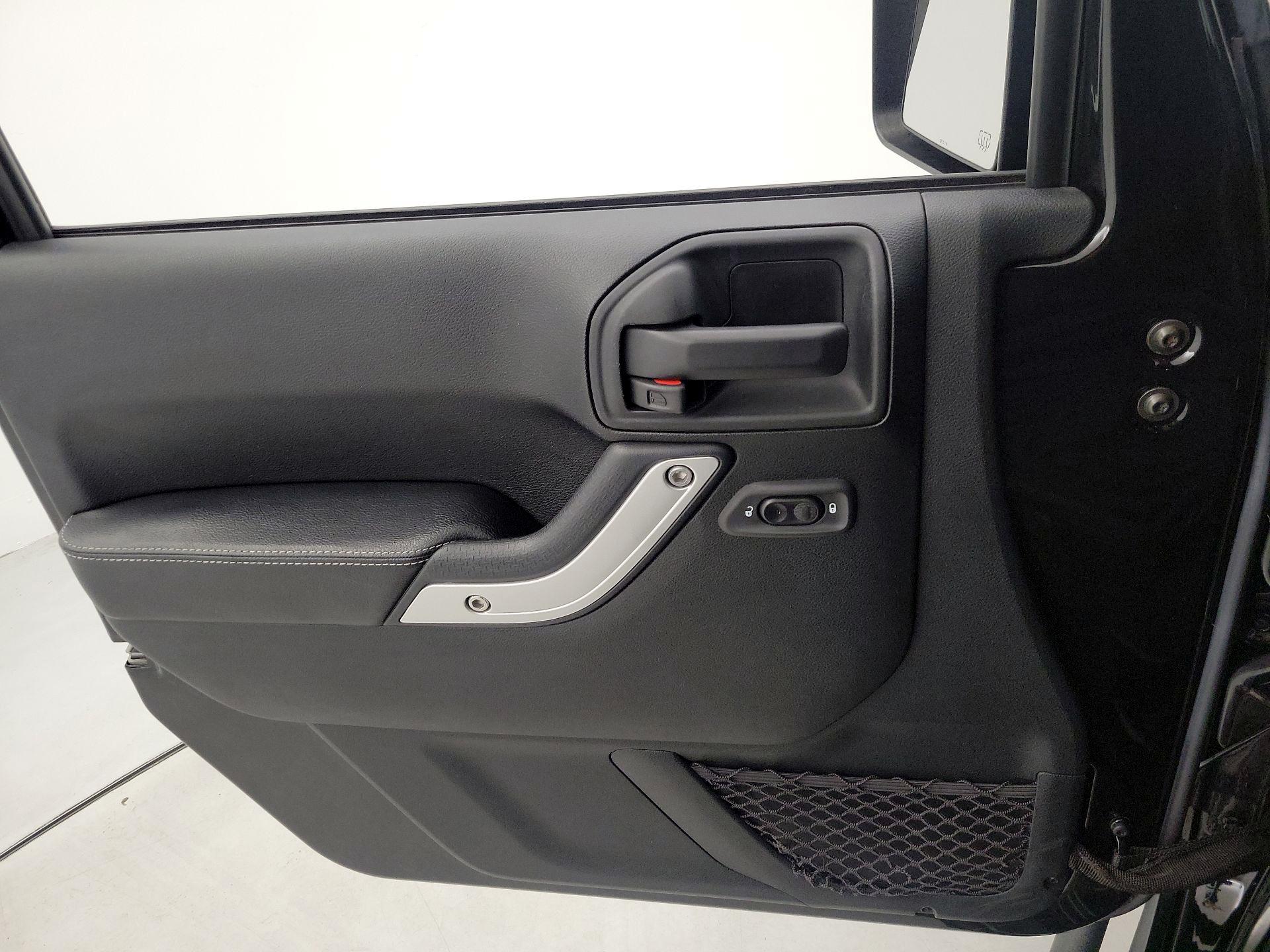 Thumbnail: 2017 Jeep Wrangler - 12