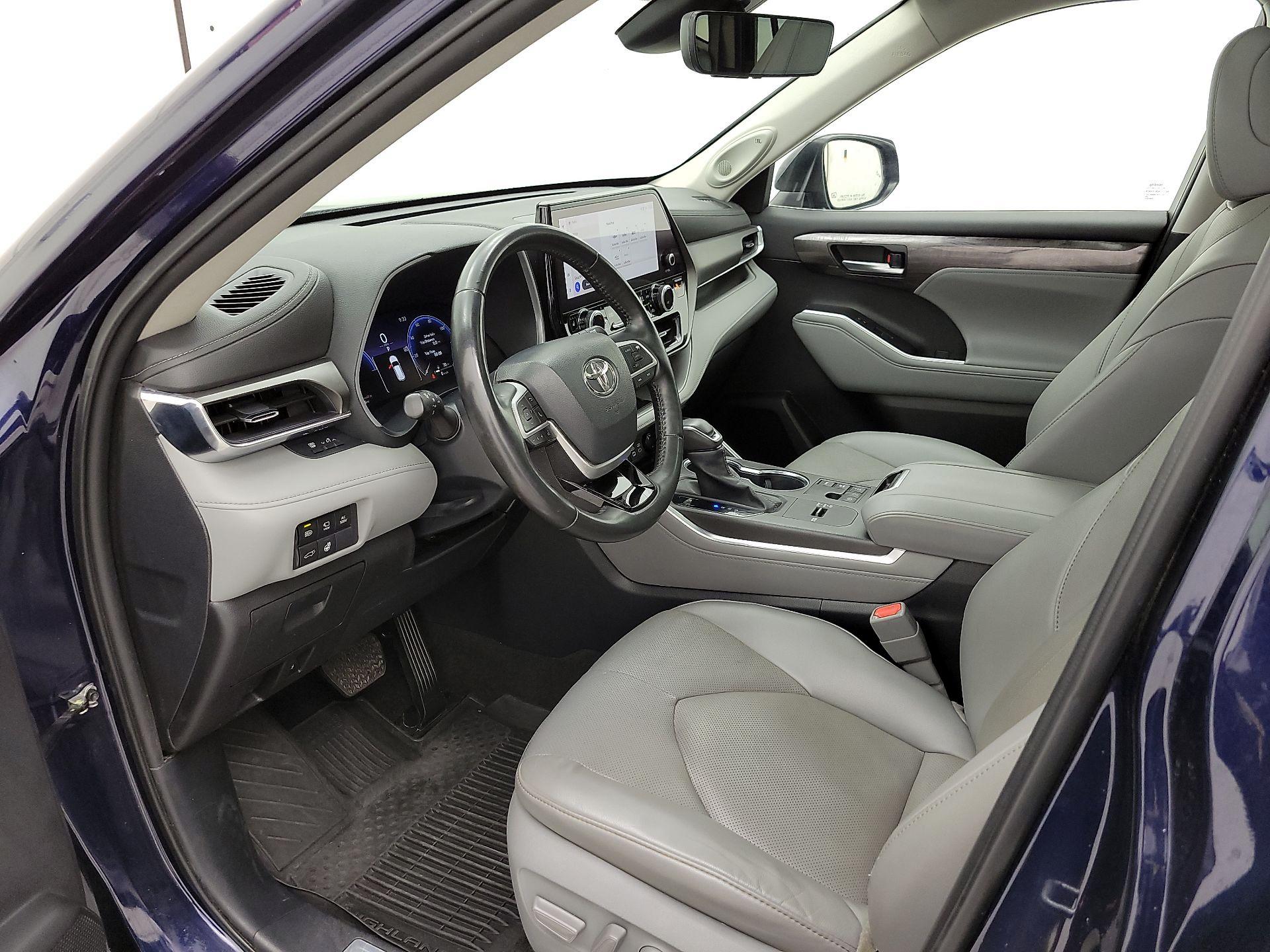 Thumbnail: 2023 Toyota Highlander - 11