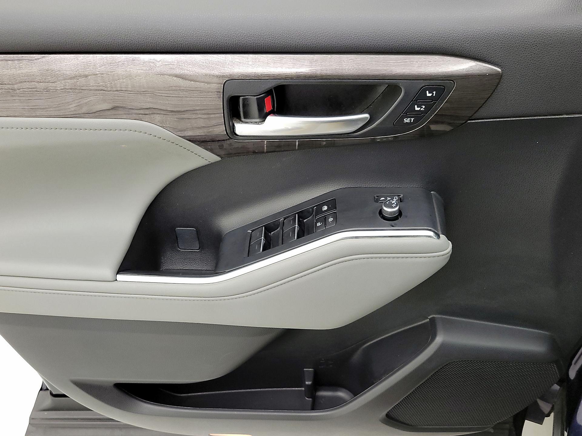 Thumbnail: 2023 Toyota Highlander - 12