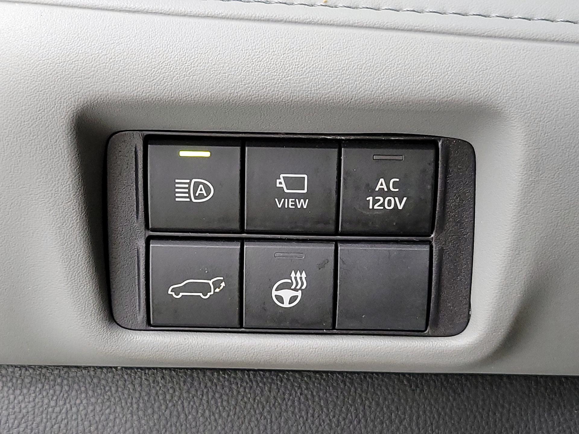 Thumbnail: 2023 Toyota Highlander - 13