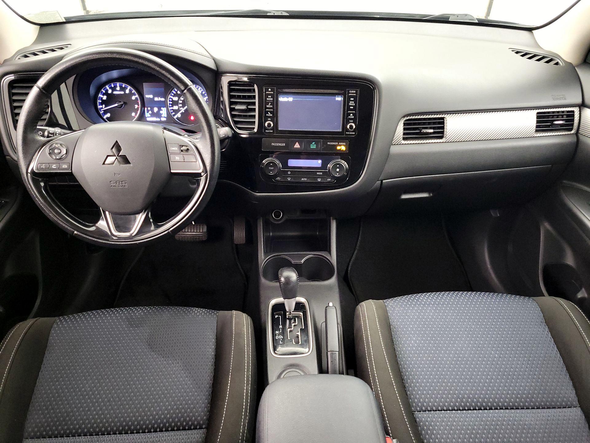 Thumbnail: 2016 Mitsubishi Outlander - 9