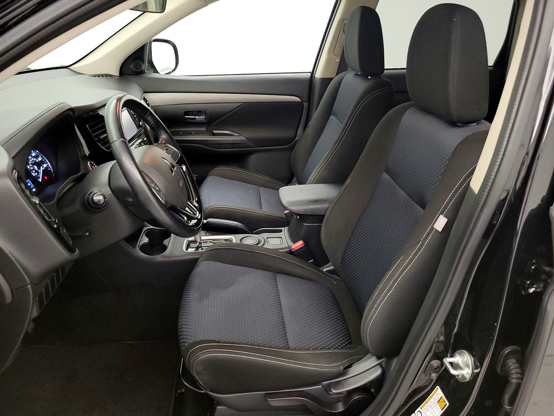 Thumbnail: 2016 Mitsubishi Outlander - 11