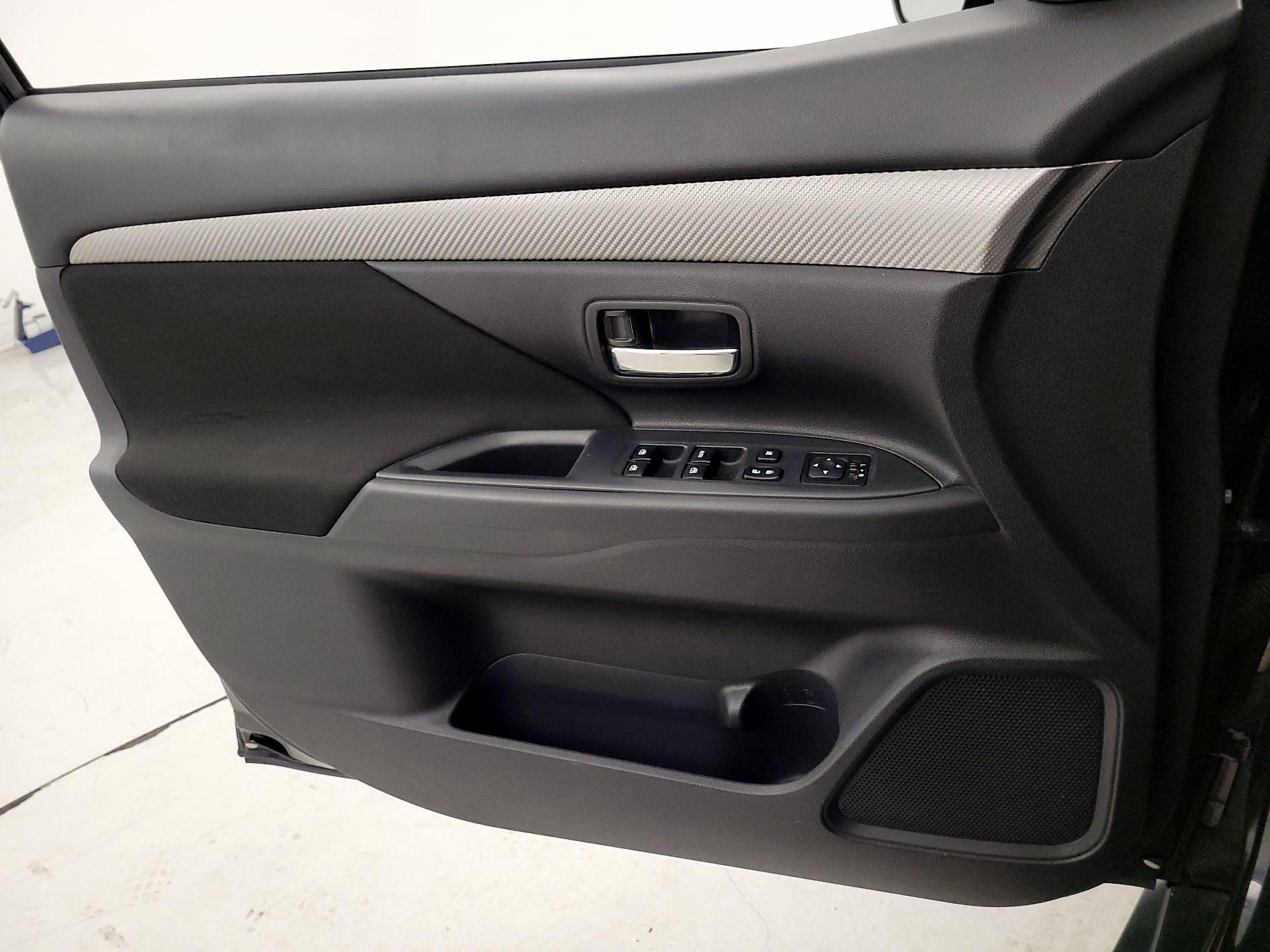 Thumbnail: 2016 Mitsubishi Outlander - 12