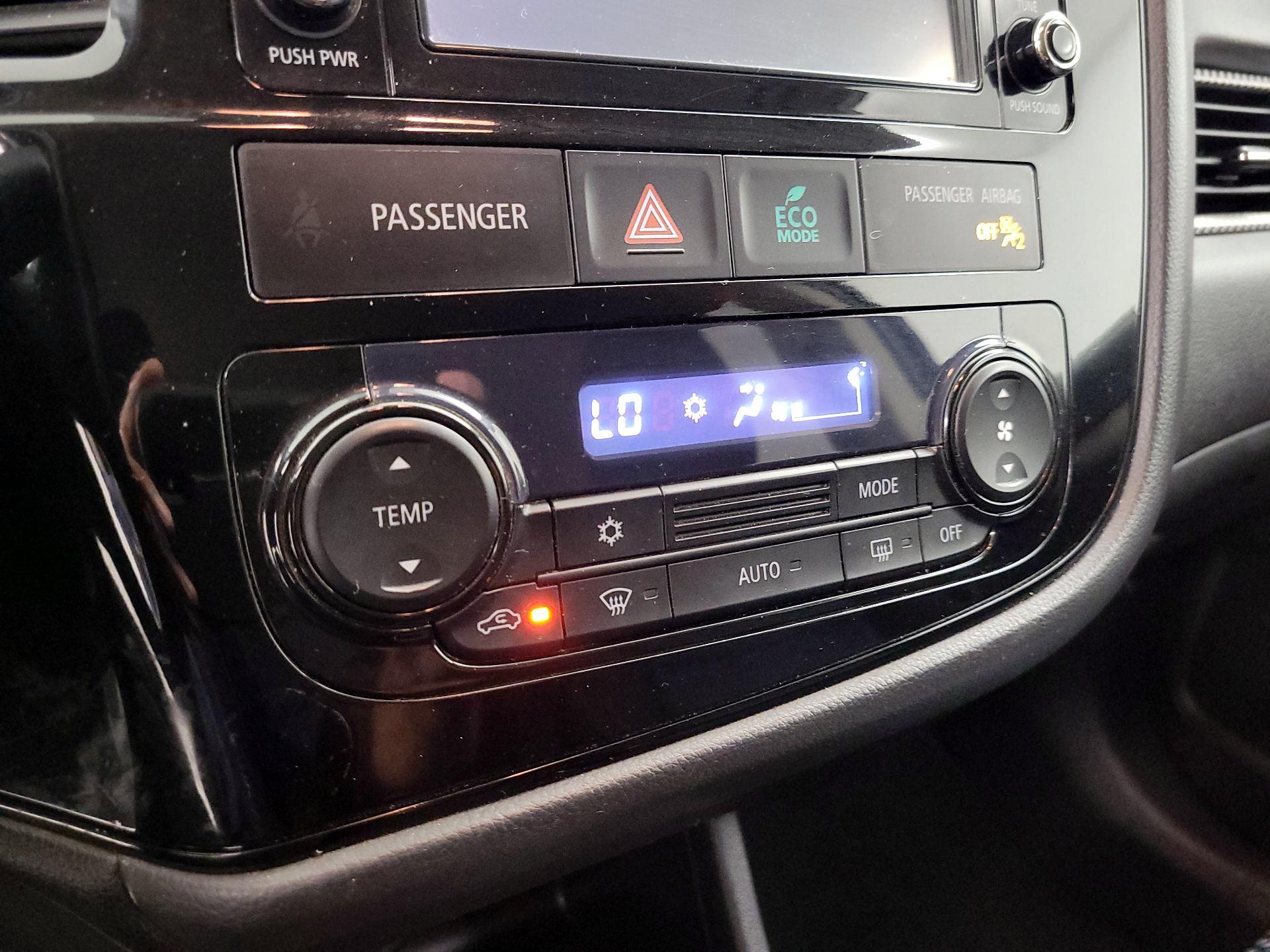 Thumbnail: 2016 Mitsubishi Outlander - 15