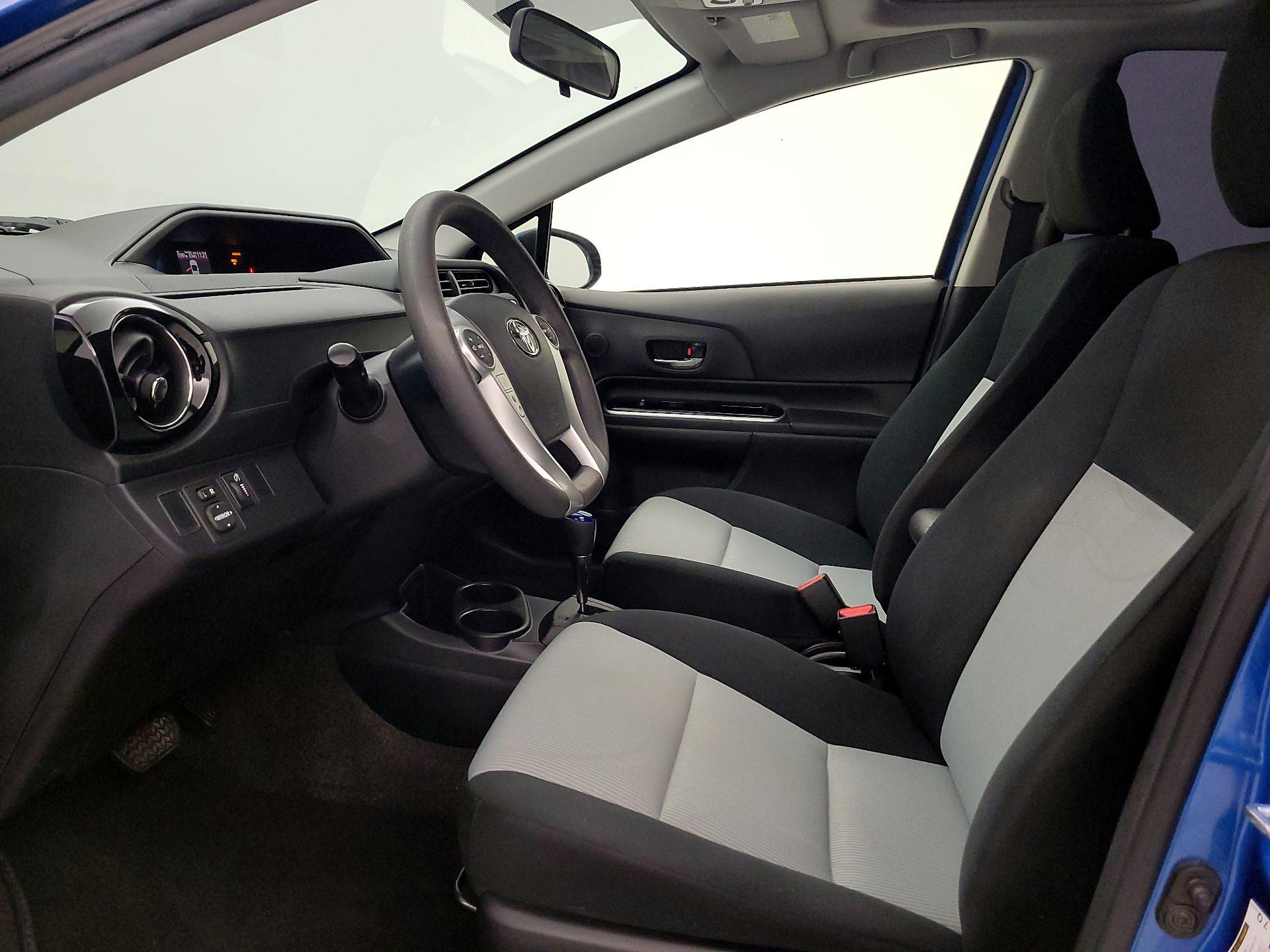 Thumbnail: 2015 Toyota Prius c - 11