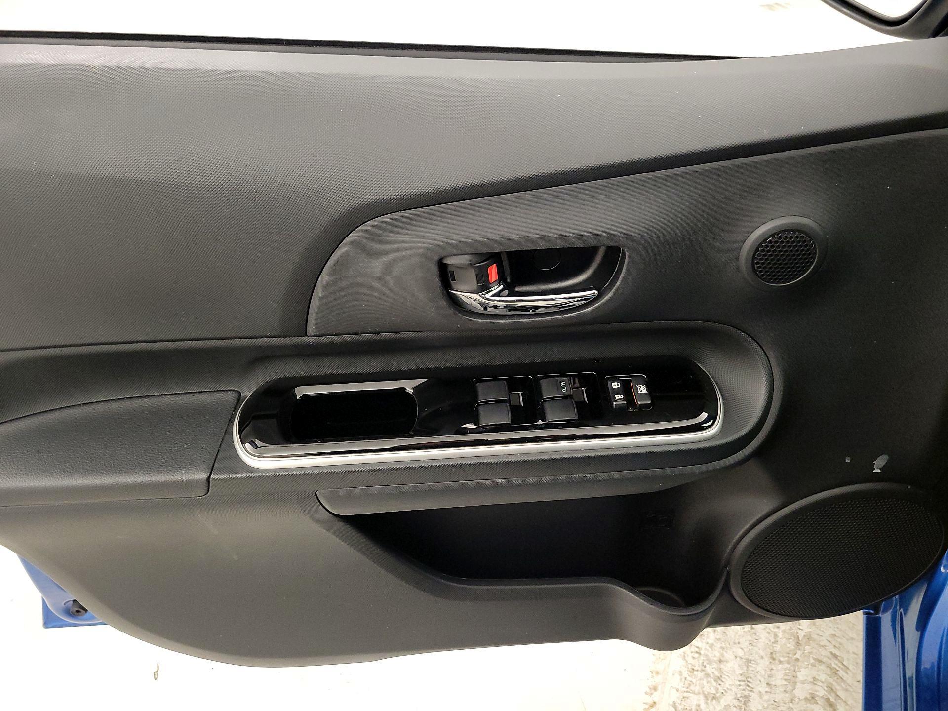 Thumbnail: 2015 Toyota Prius c - 12