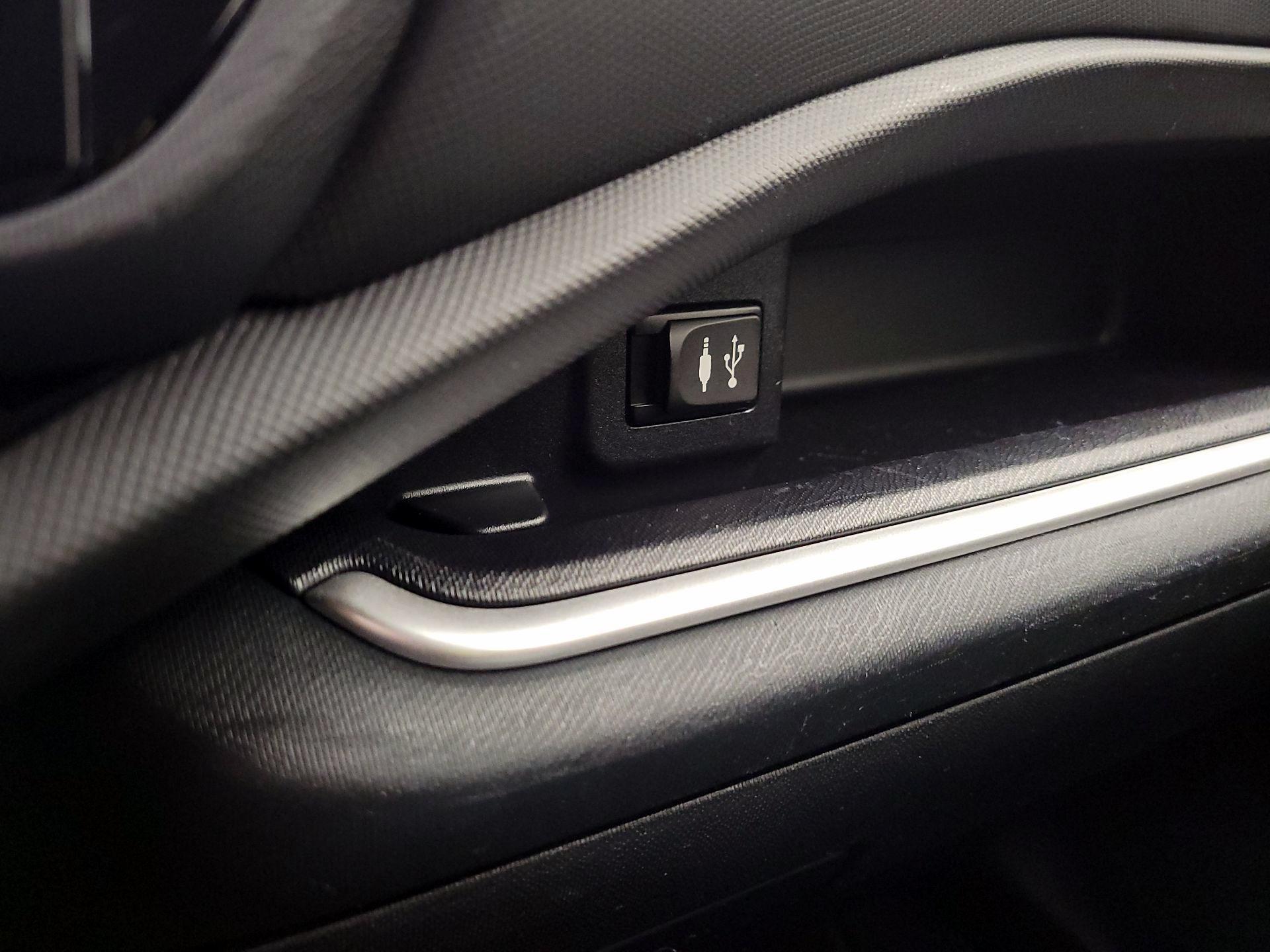 Thumbnail: 2015 Toyota Prius c - 18