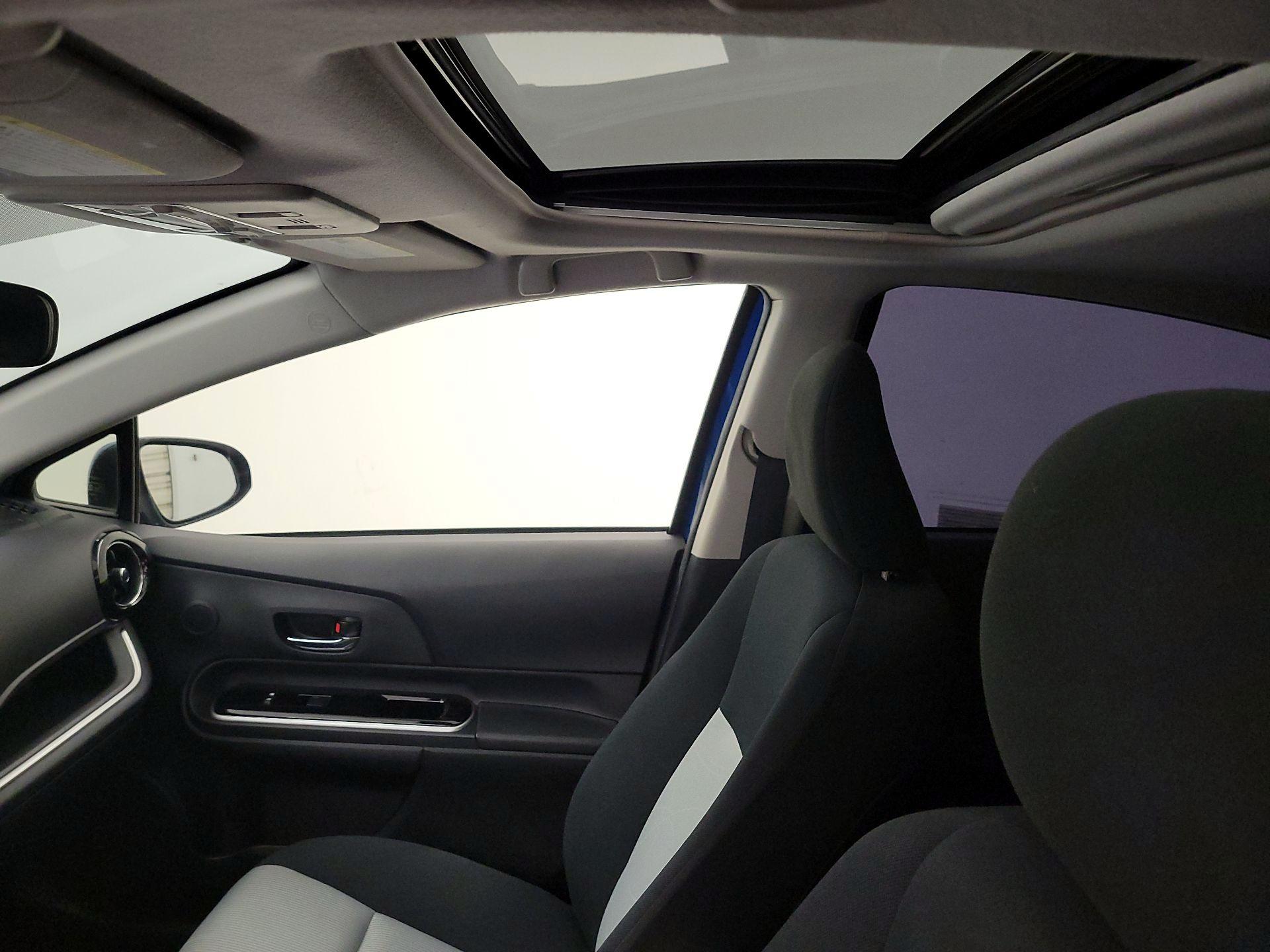 Thumbnail: 2015 Toyota Prius c - 19