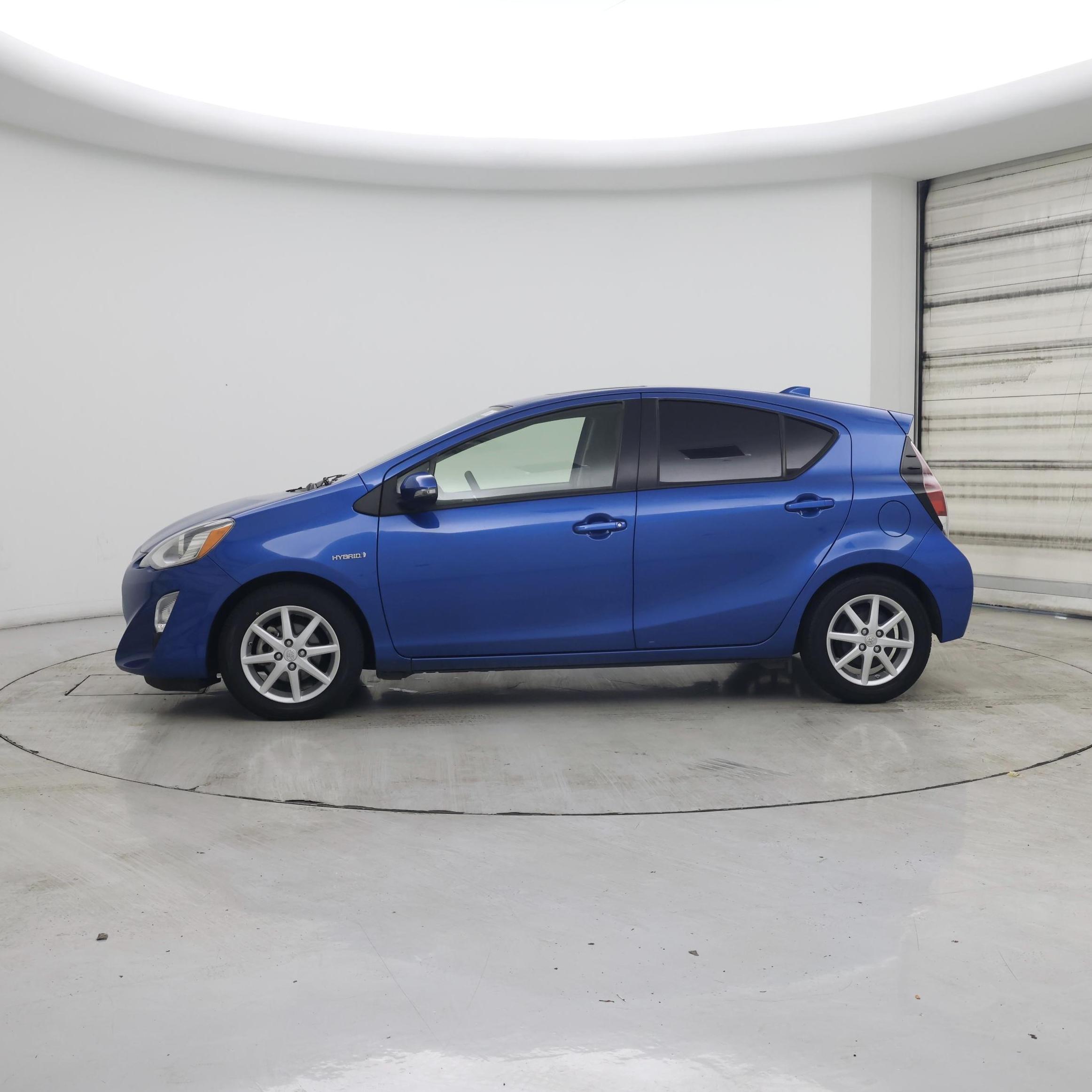 Thumbnail: 2015 Toyota Prius c - 3