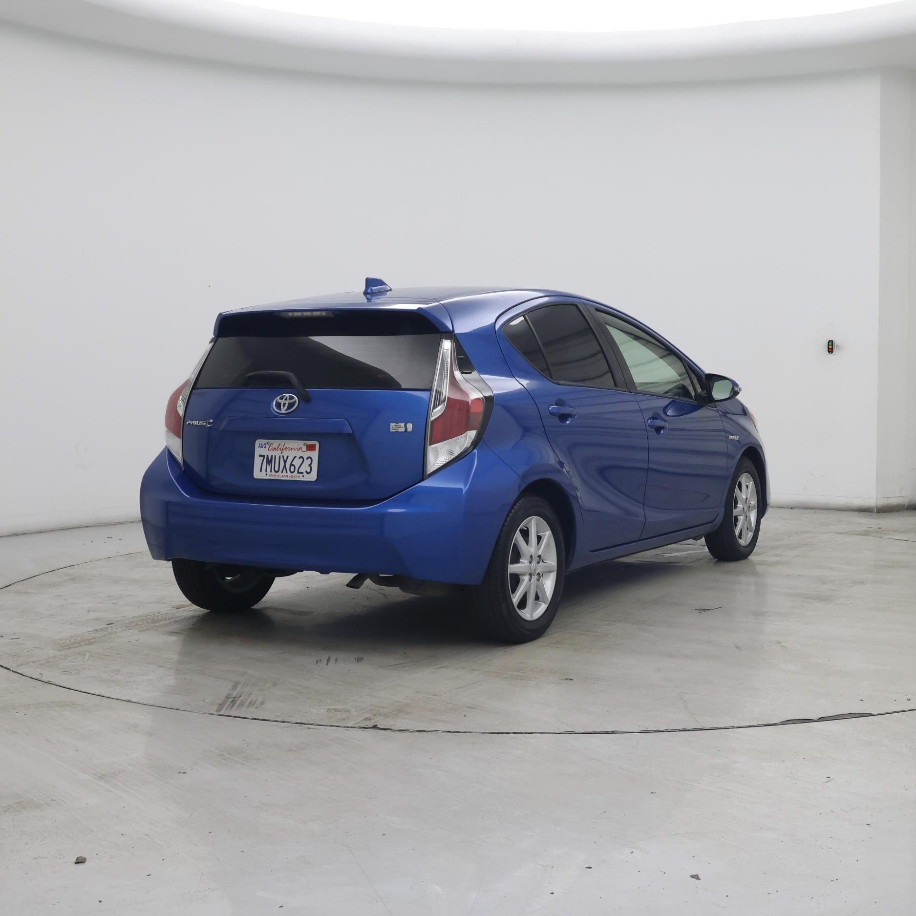 Thumbnail: 2015 Toyota Prius c - 8