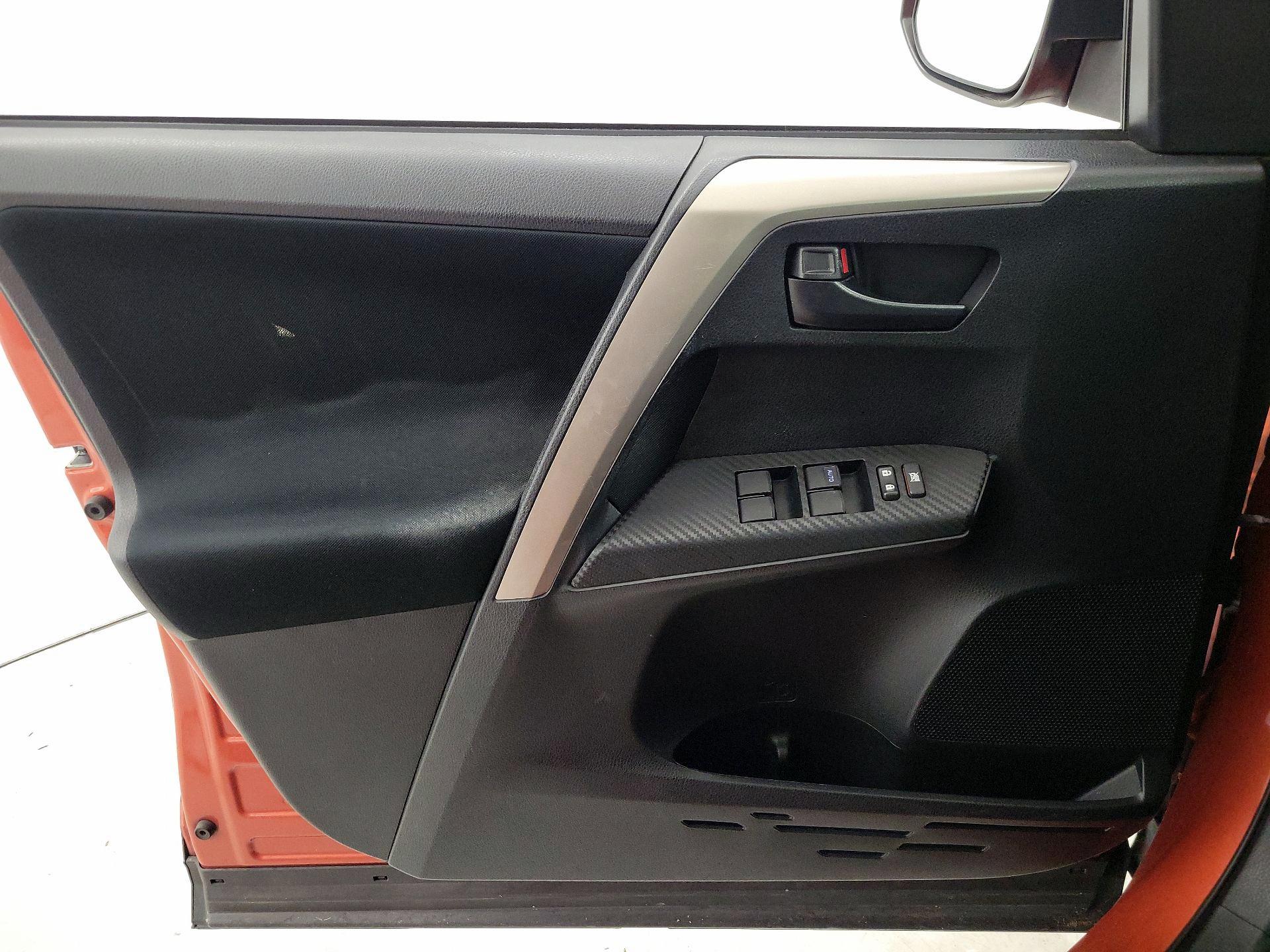 Thumbnail: 2015 Toyota RAV4 - 12