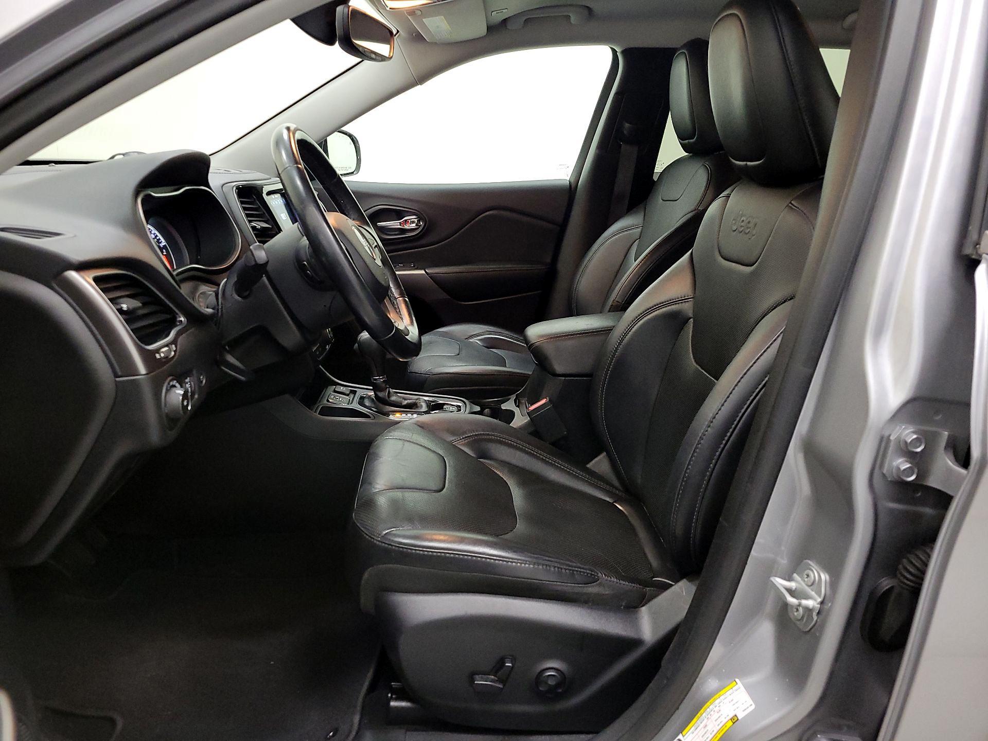 Thumbnail: 2019 Jeep Cherokee - 11