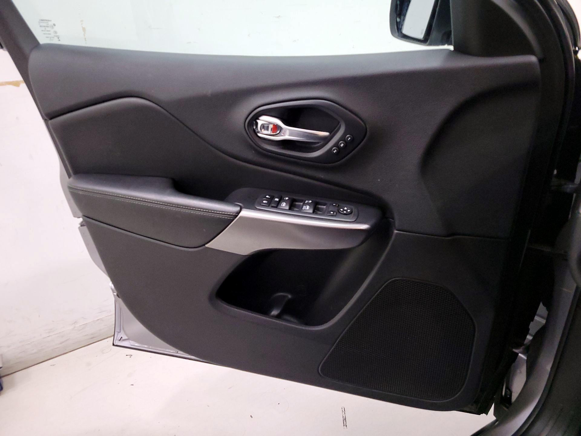 Thumbnail: 2019 Jeep Cherokee - 12