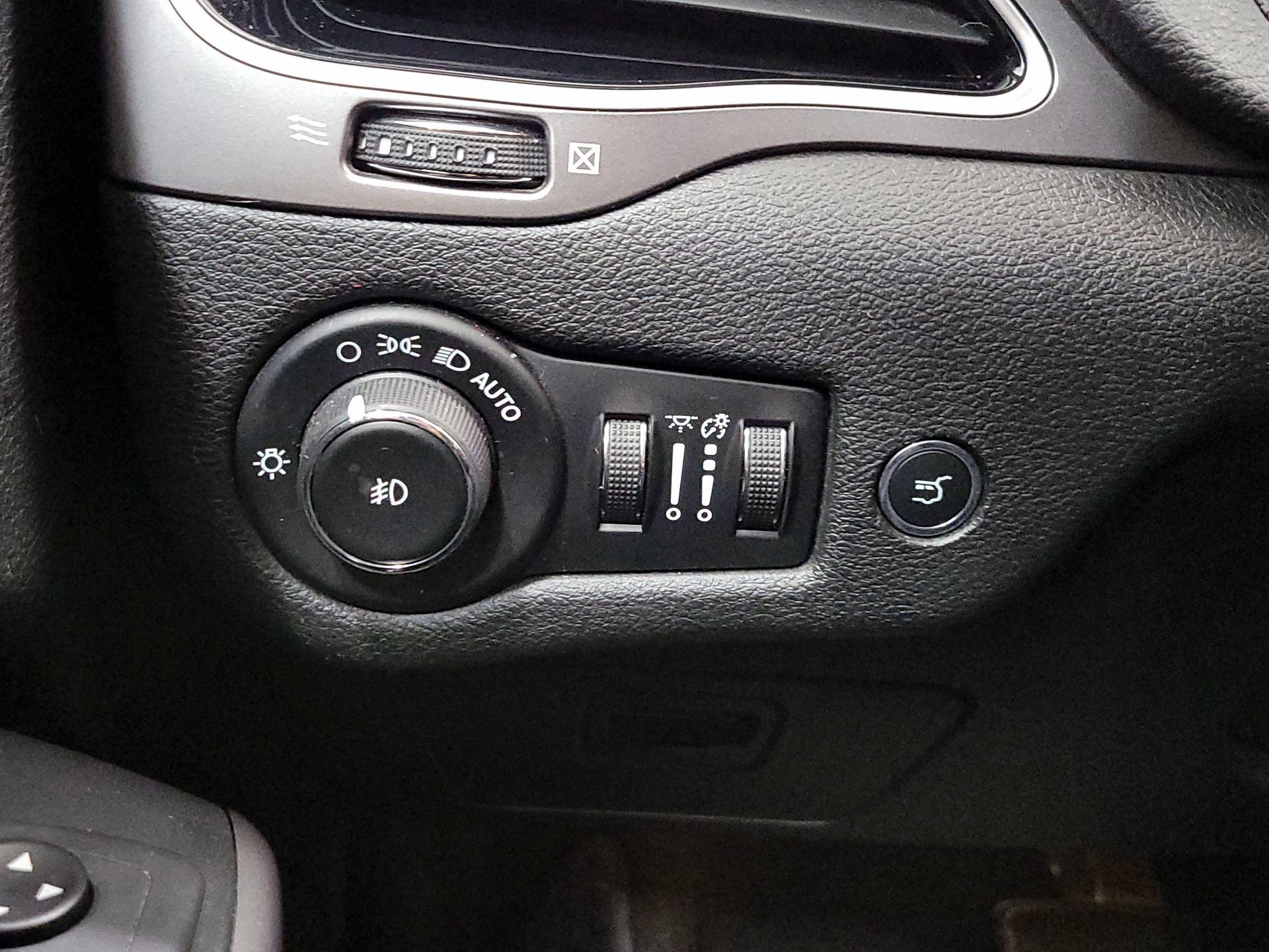 Thumbnail: 2019 Jeep Cherokee - 13