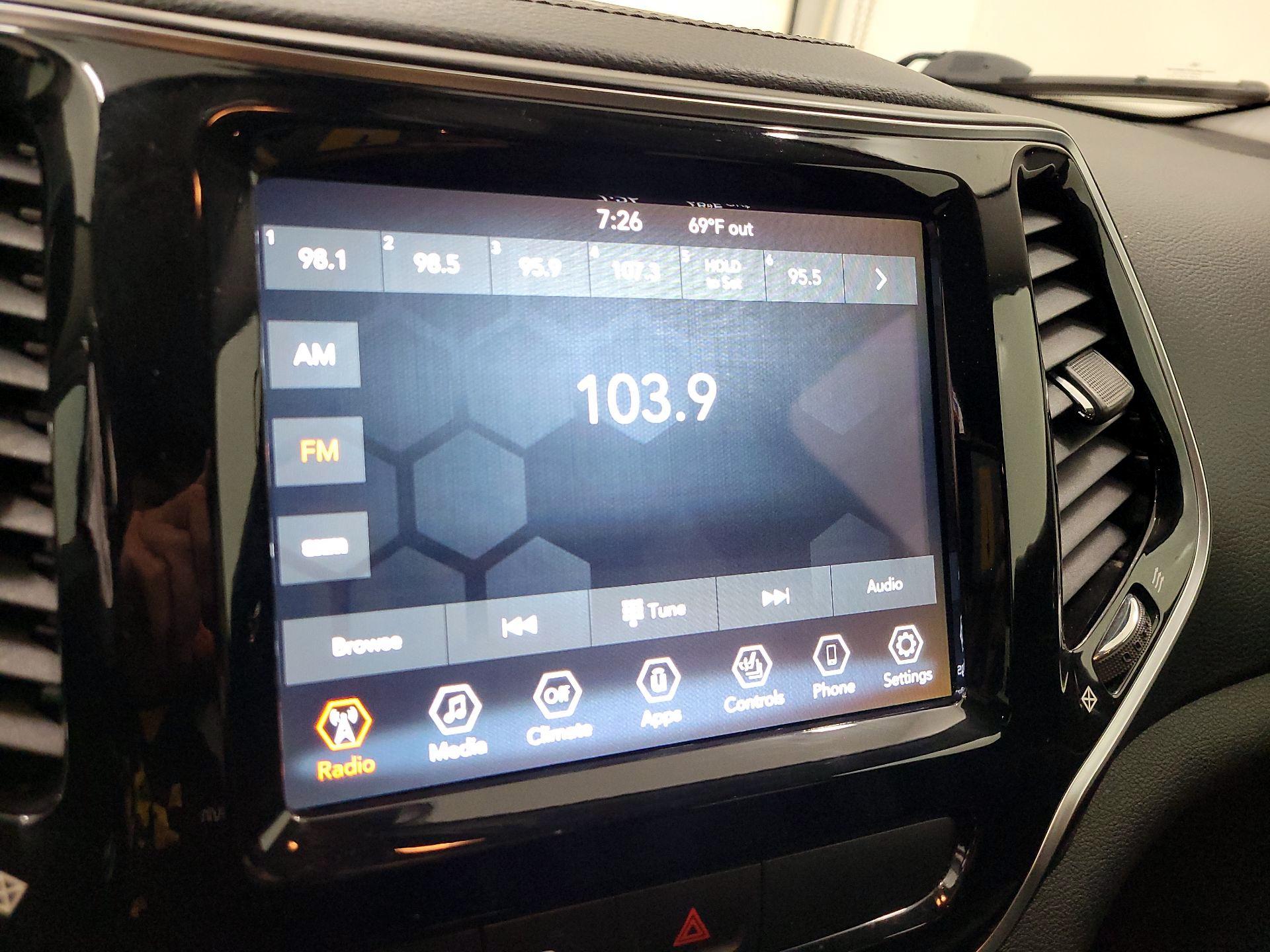 Thumbnail: 2019 Jeep Cherokee - 15