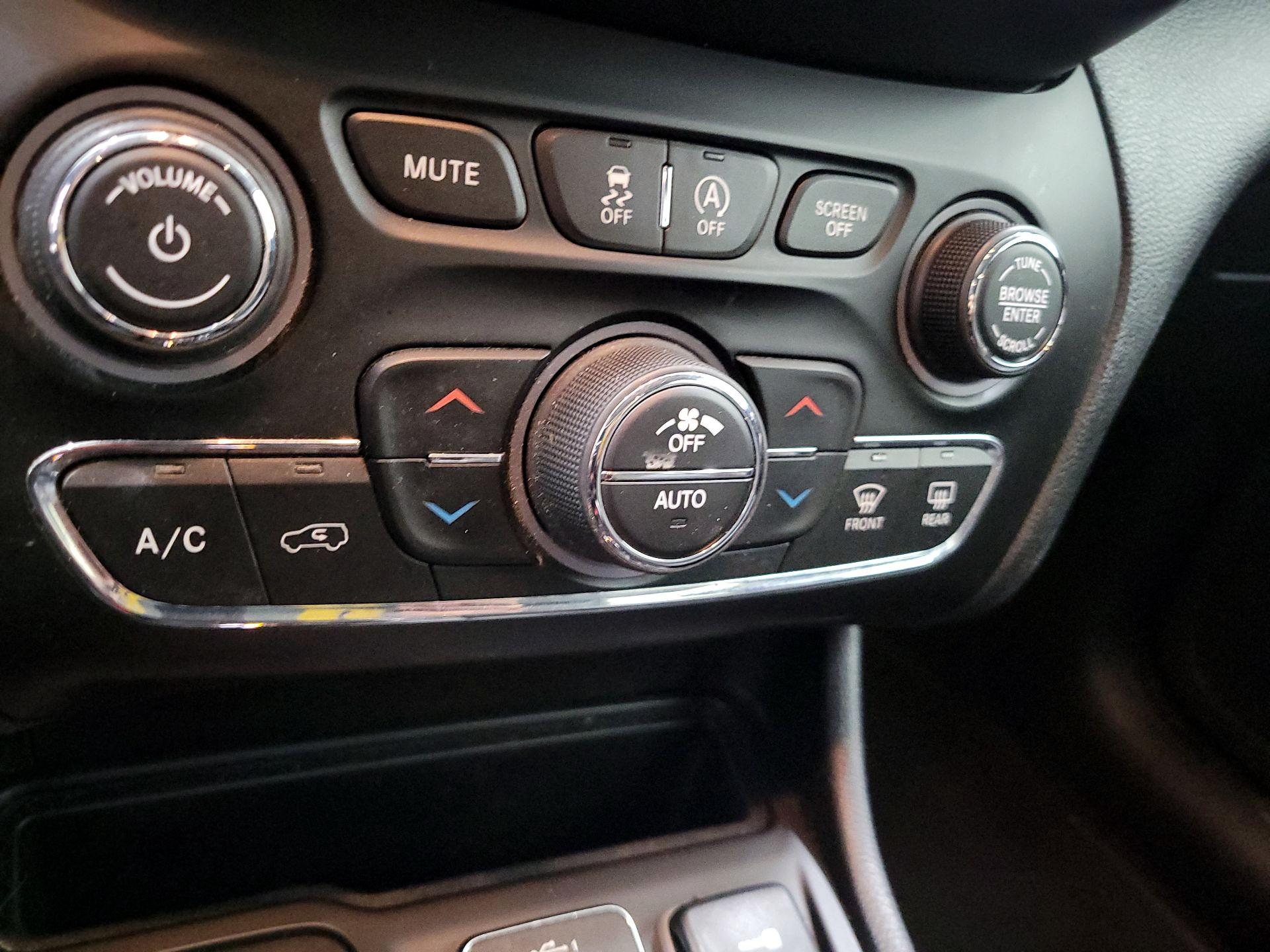 Thumbnail: 2019 Jeep Cherokee - 16