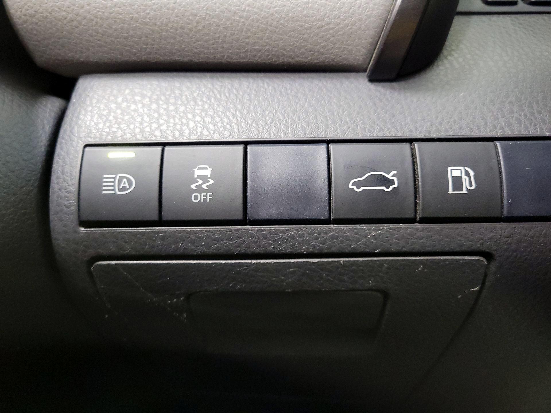 Thumbnail: 2018 Toyota Camry - 13