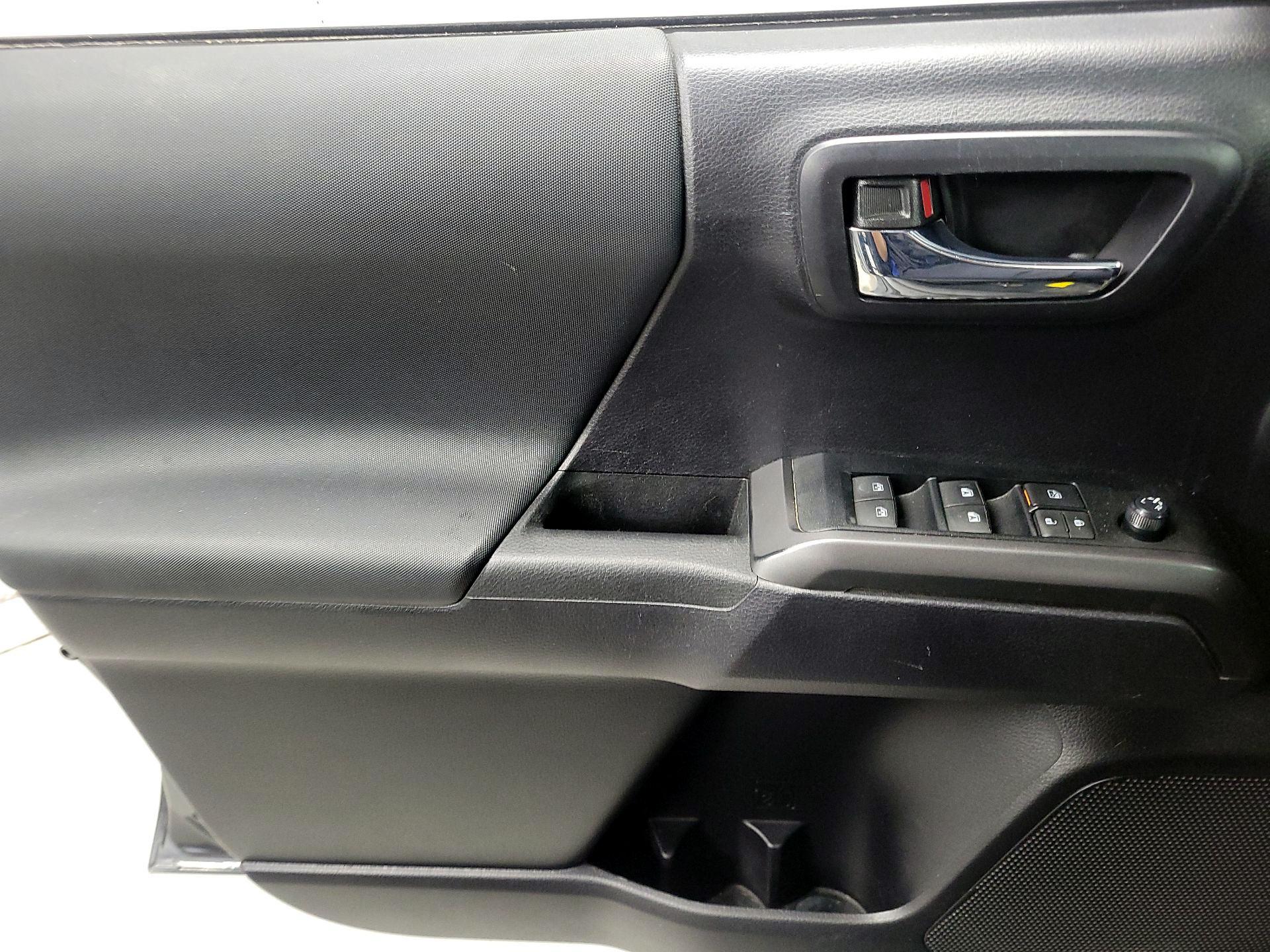 Thumbnail: 2020 Toyota Tacoma - 12