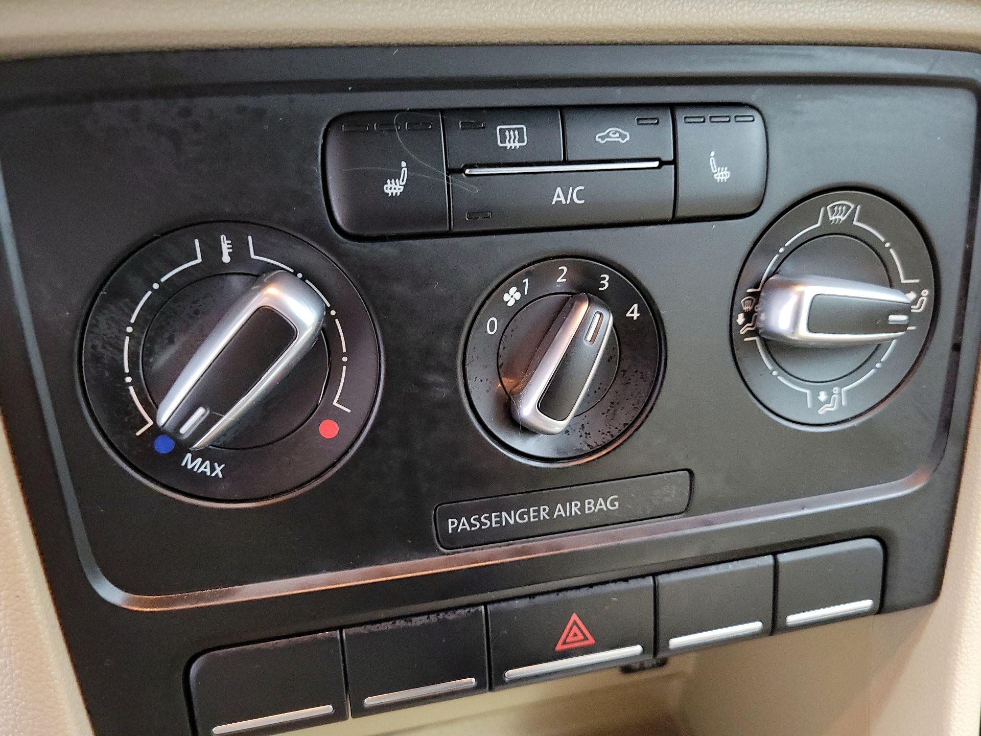 Thumbnail: 2014 Volkswagen Beetle - 15