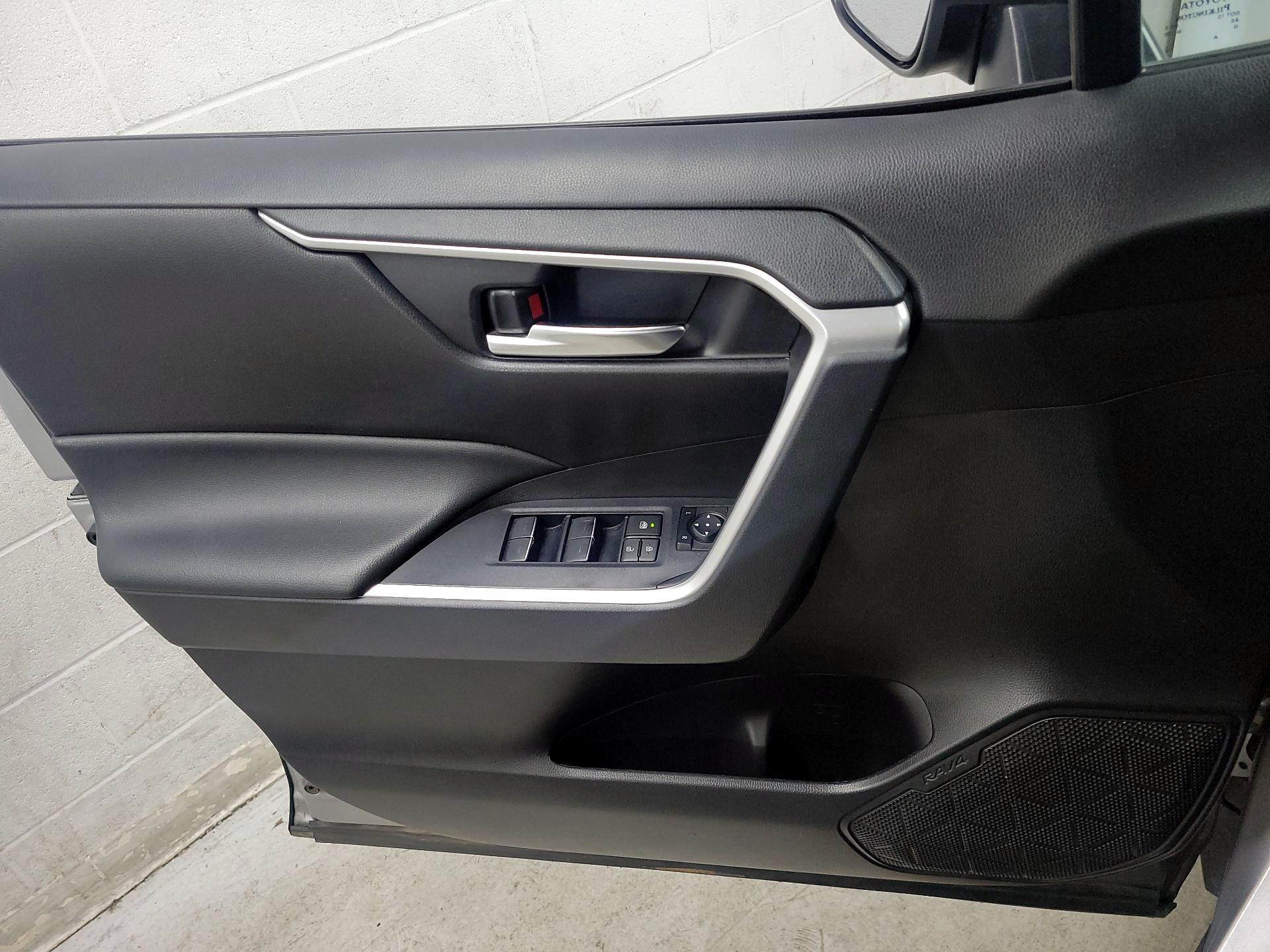 Thumbnail: 2022 Toyota RAV4 - 12