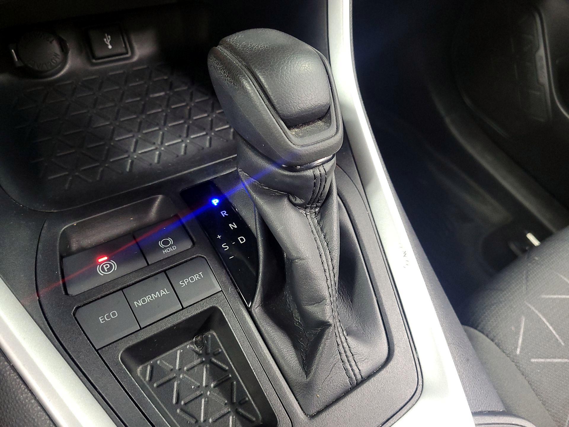 Thumbnail: 2022 Toyota RAV4 - 17