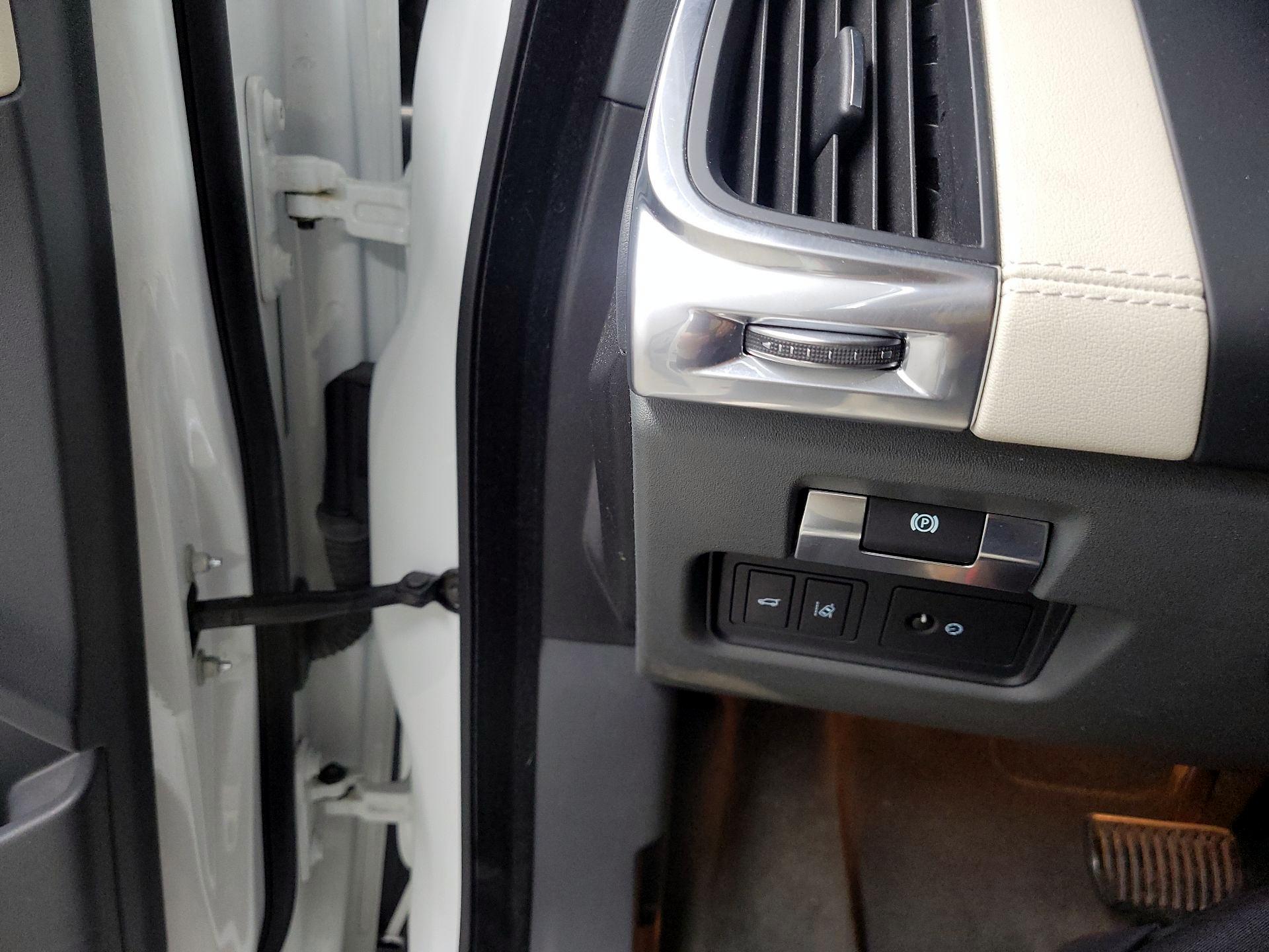 Thumbnail: 2019 Jaguar E-Pace - 13