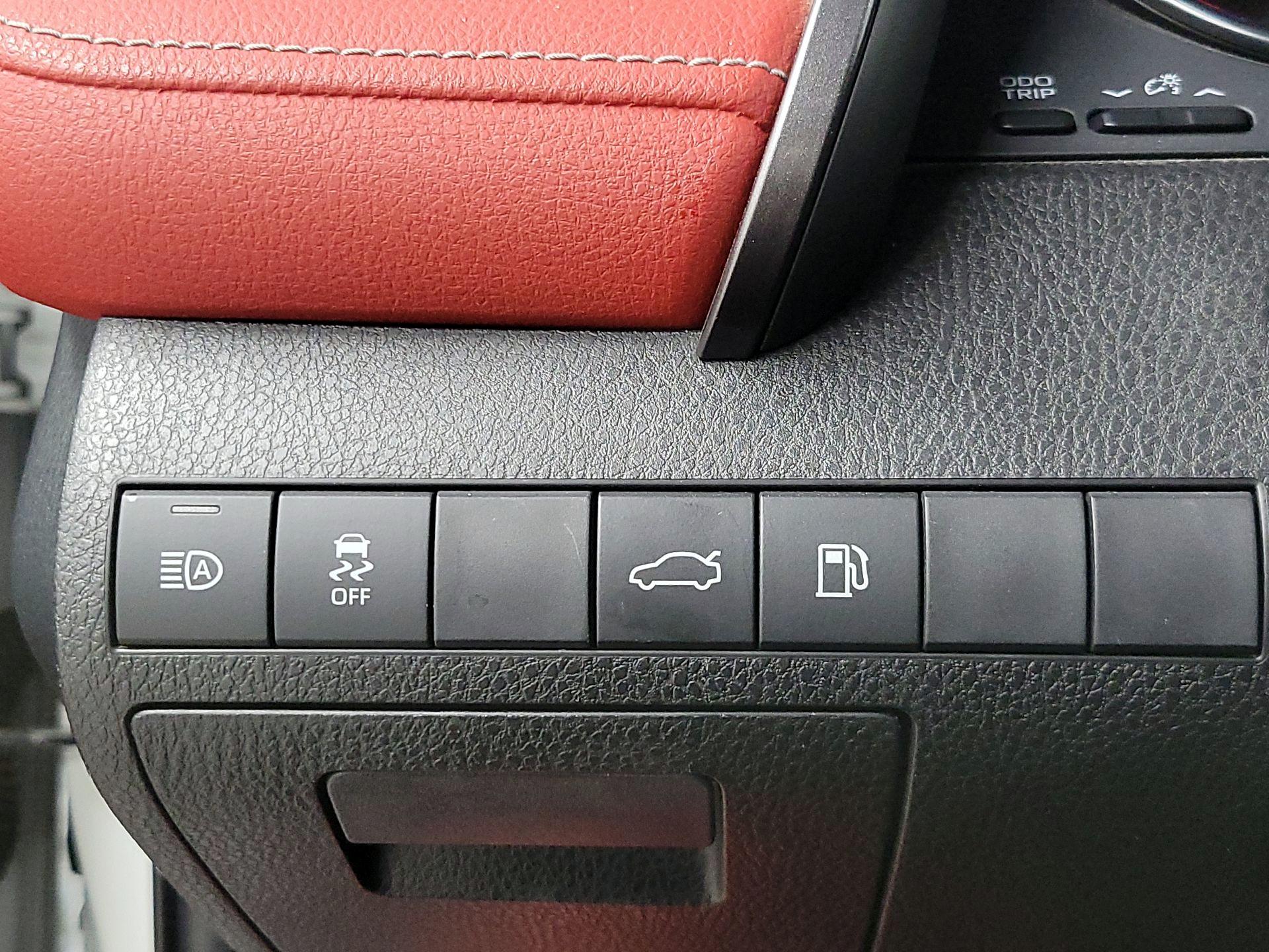 Thumbnail: 2018 Toyota Camry - 13